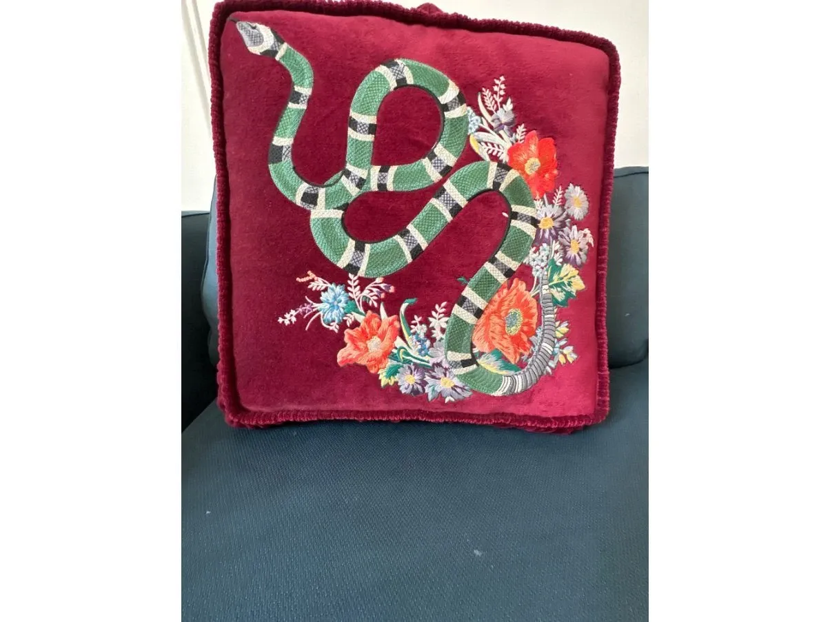 Cuscino in velluto rosso con decori 11