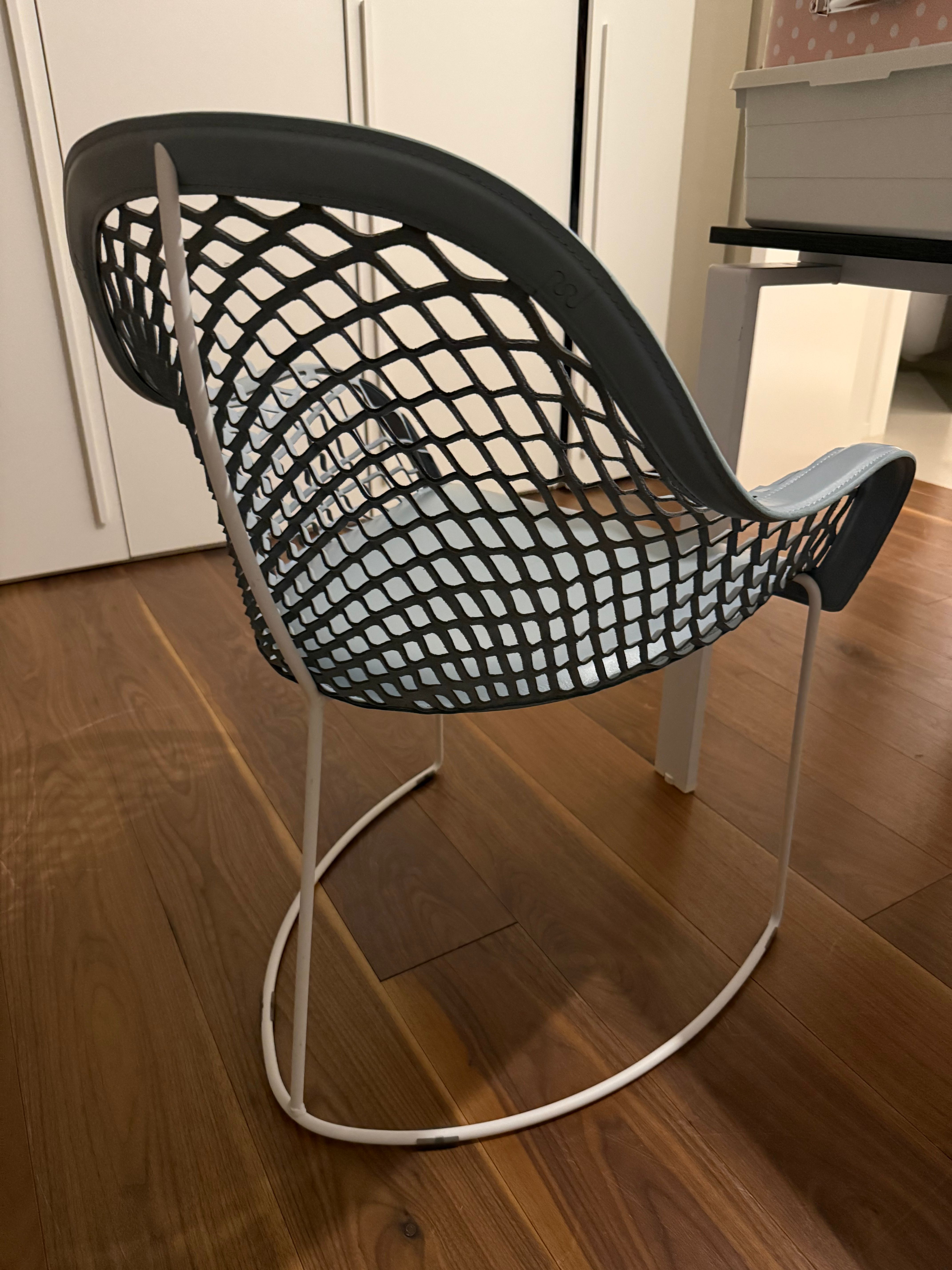 Poltroncina Guapa P in cuoio azzurro di Franco Poli e Beatriz Sempere Main