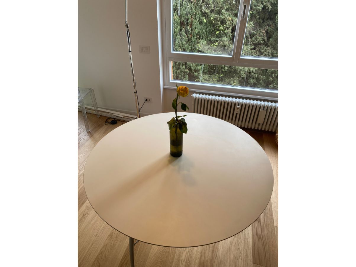 Hängender runder Couchtisch aus weiß lackiertem Holz Front