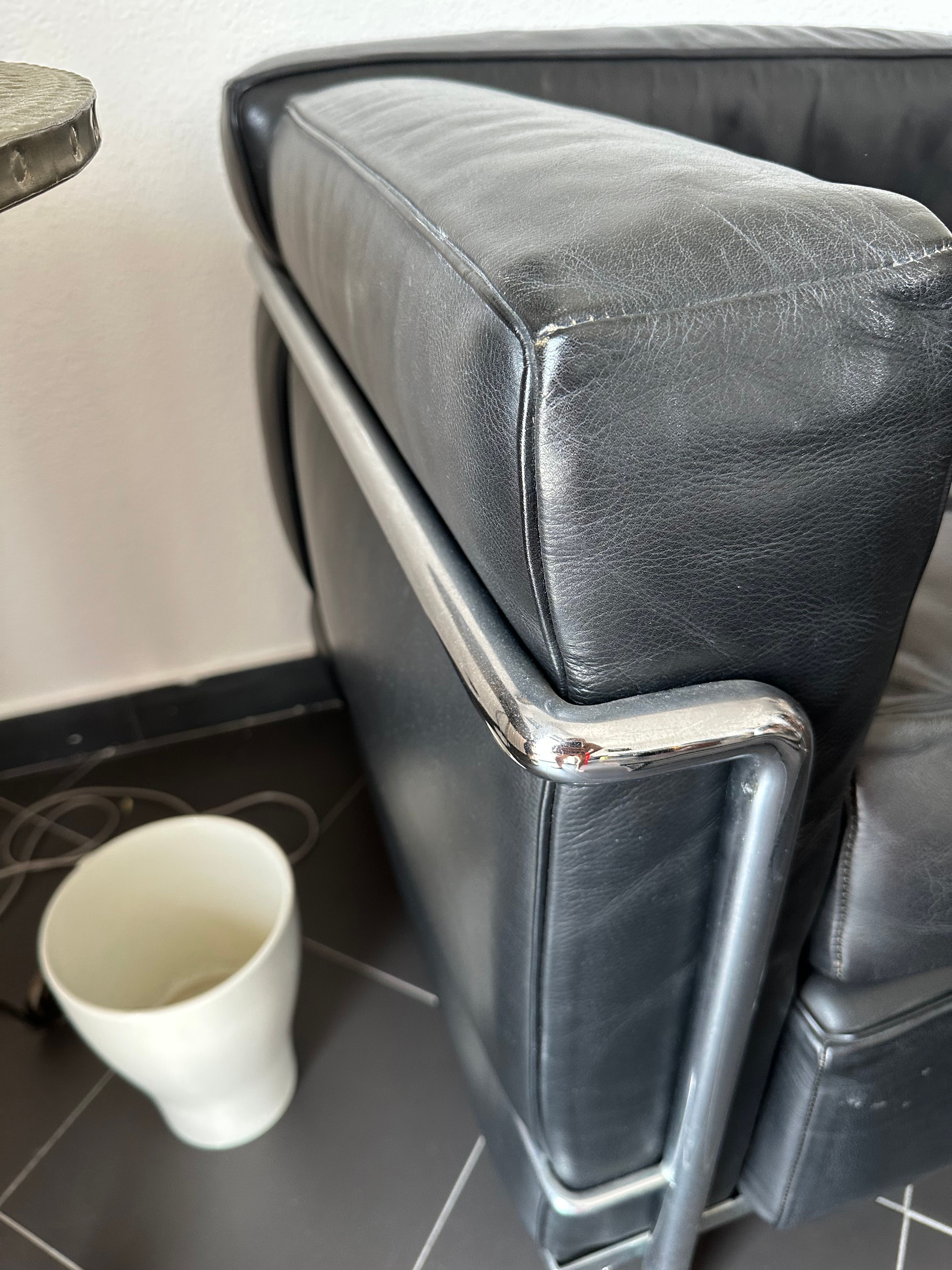 Cassina LC2 Black Le Corbusier Side
