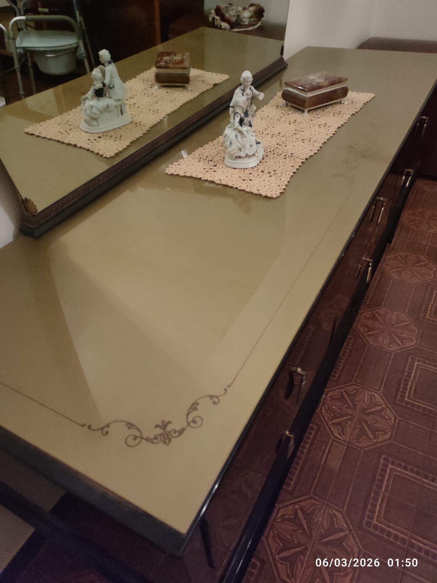 Comò con specchiera in legno Defects