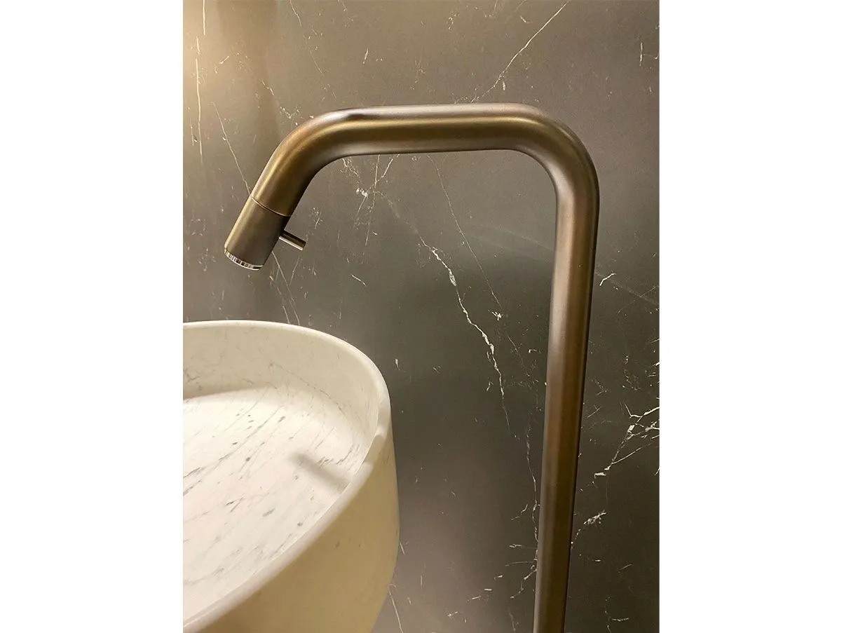 Lavabo freestanding Bjohn 1 in marmo di Carrara 