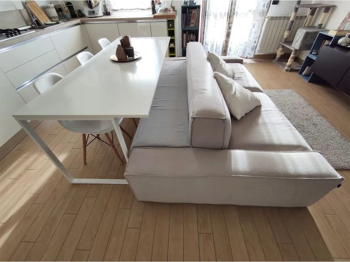 Layout (divano in tessuto e tavolo in legno) 4