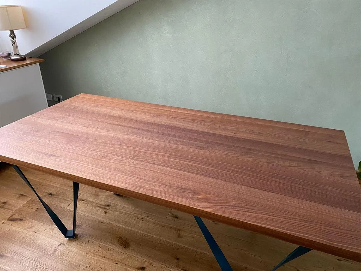 Tavolo Wave con estensioni in legno noce e metallo 