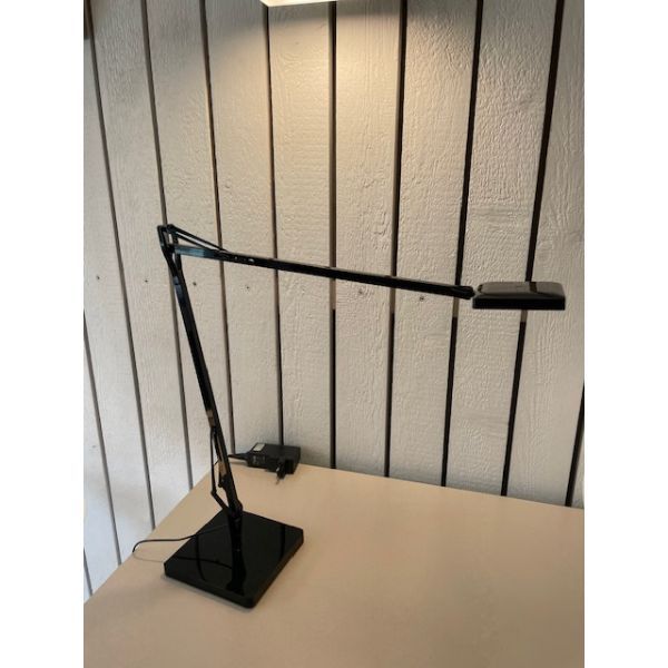 Kelvin Edge aluminium table lamp by Antonio Citterio, Flos image