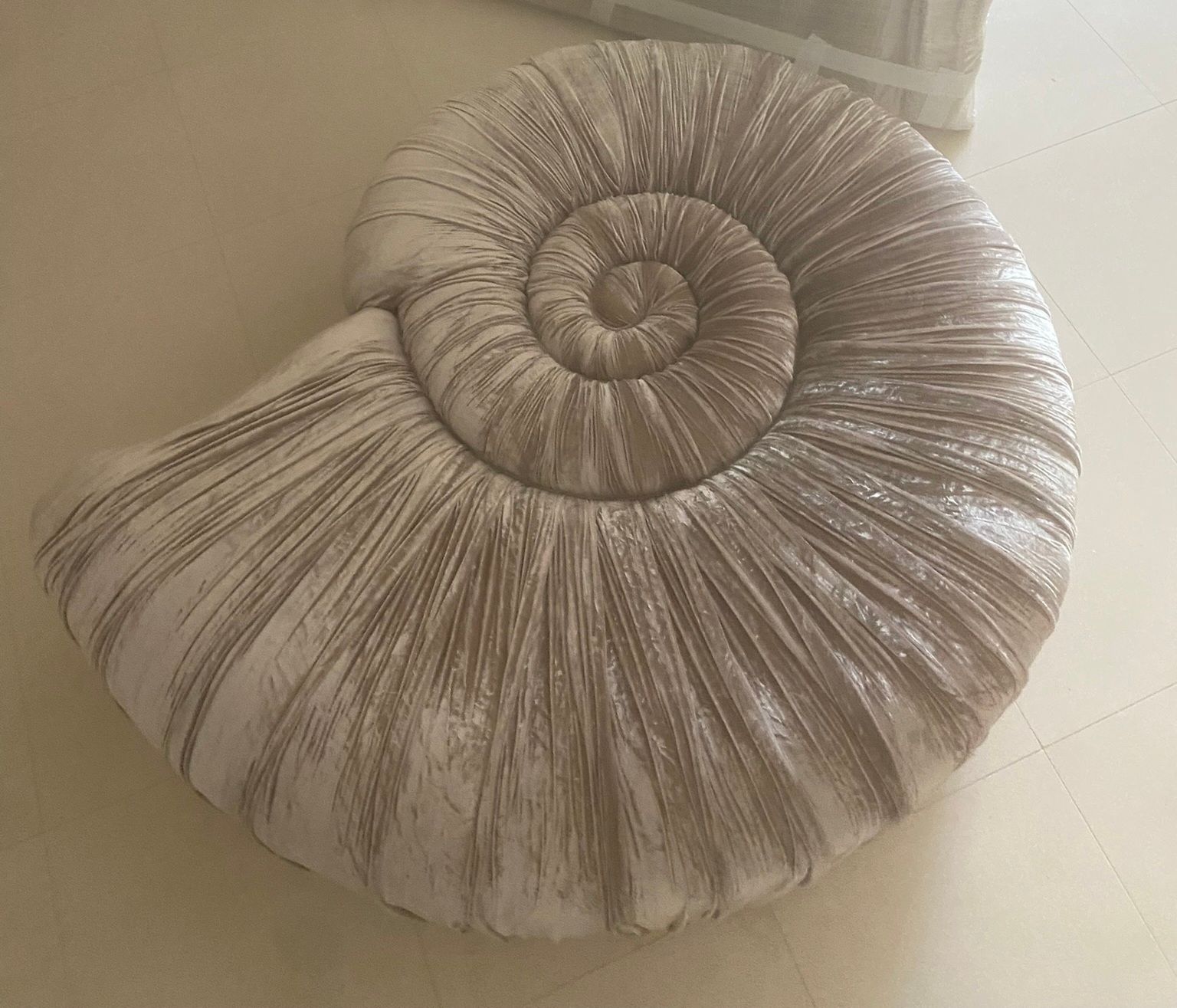Pouf Ammonite in velluto di seta (avorio), Sicis           Brand