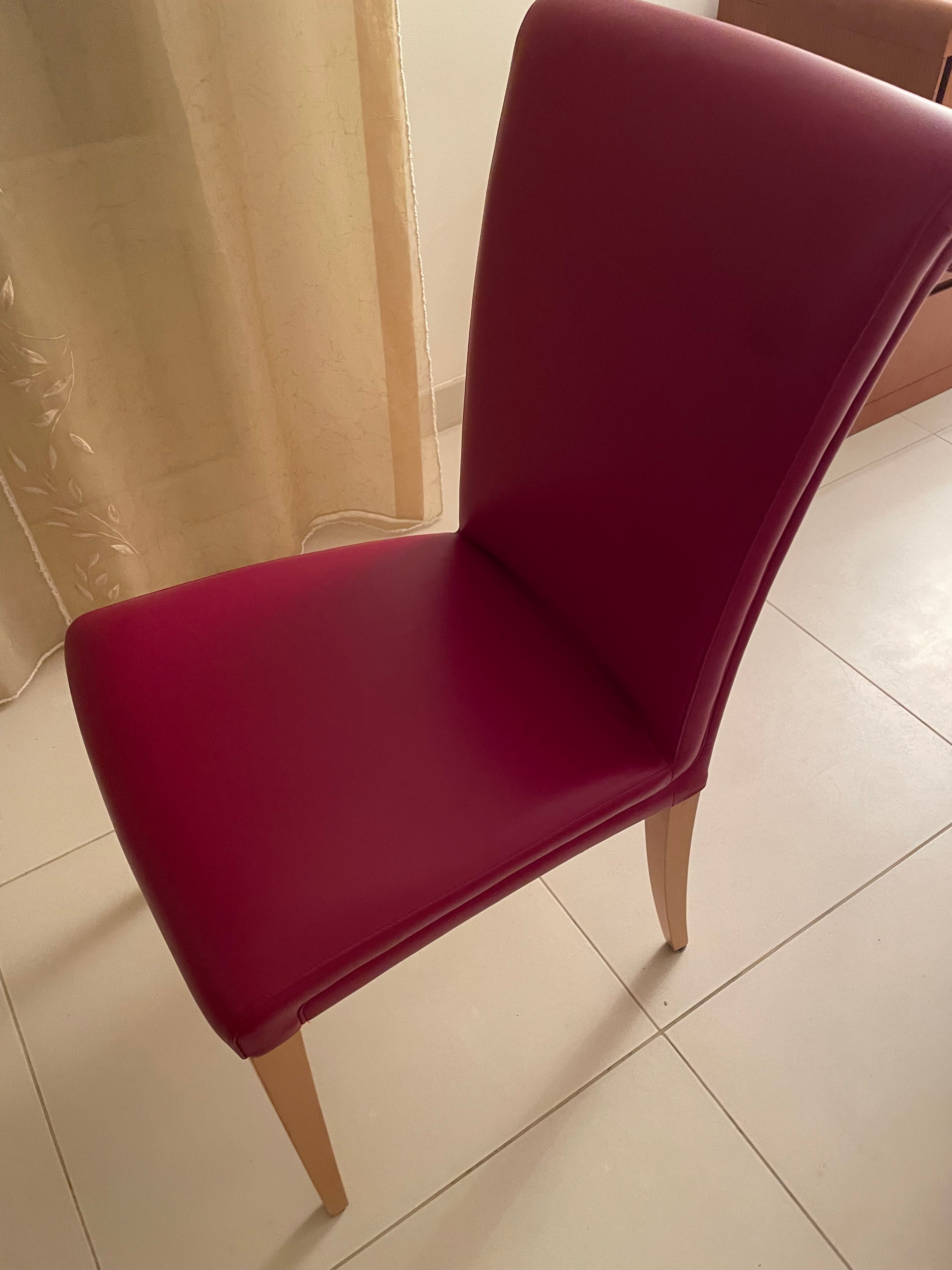 Stuhl Vittoria aus Leder in Weinrot und naturbelassenem Buchenholz Front