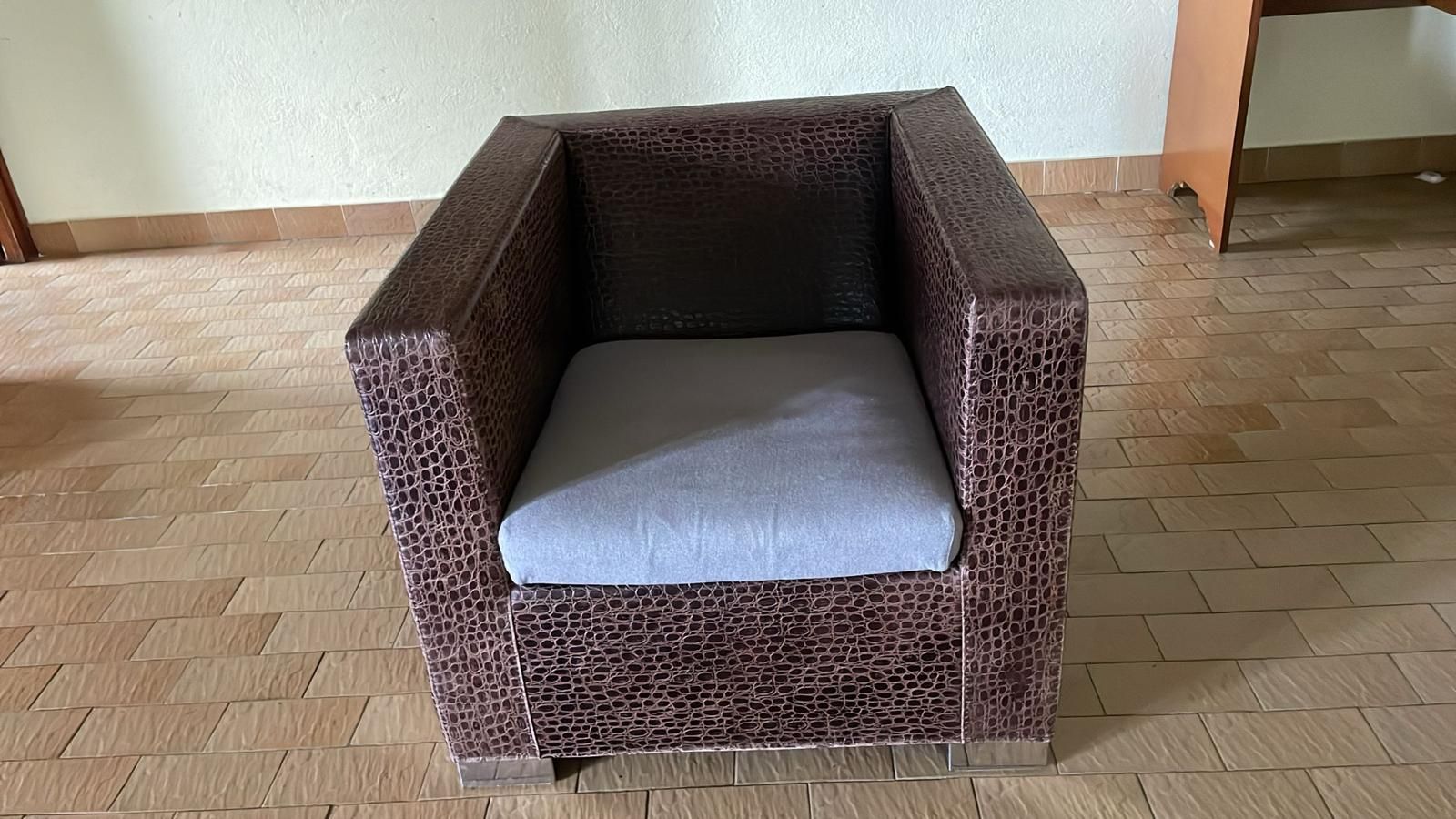 Set 2 poltrone Suitcase in pelle stampata (coccodrillo), Minotti 8