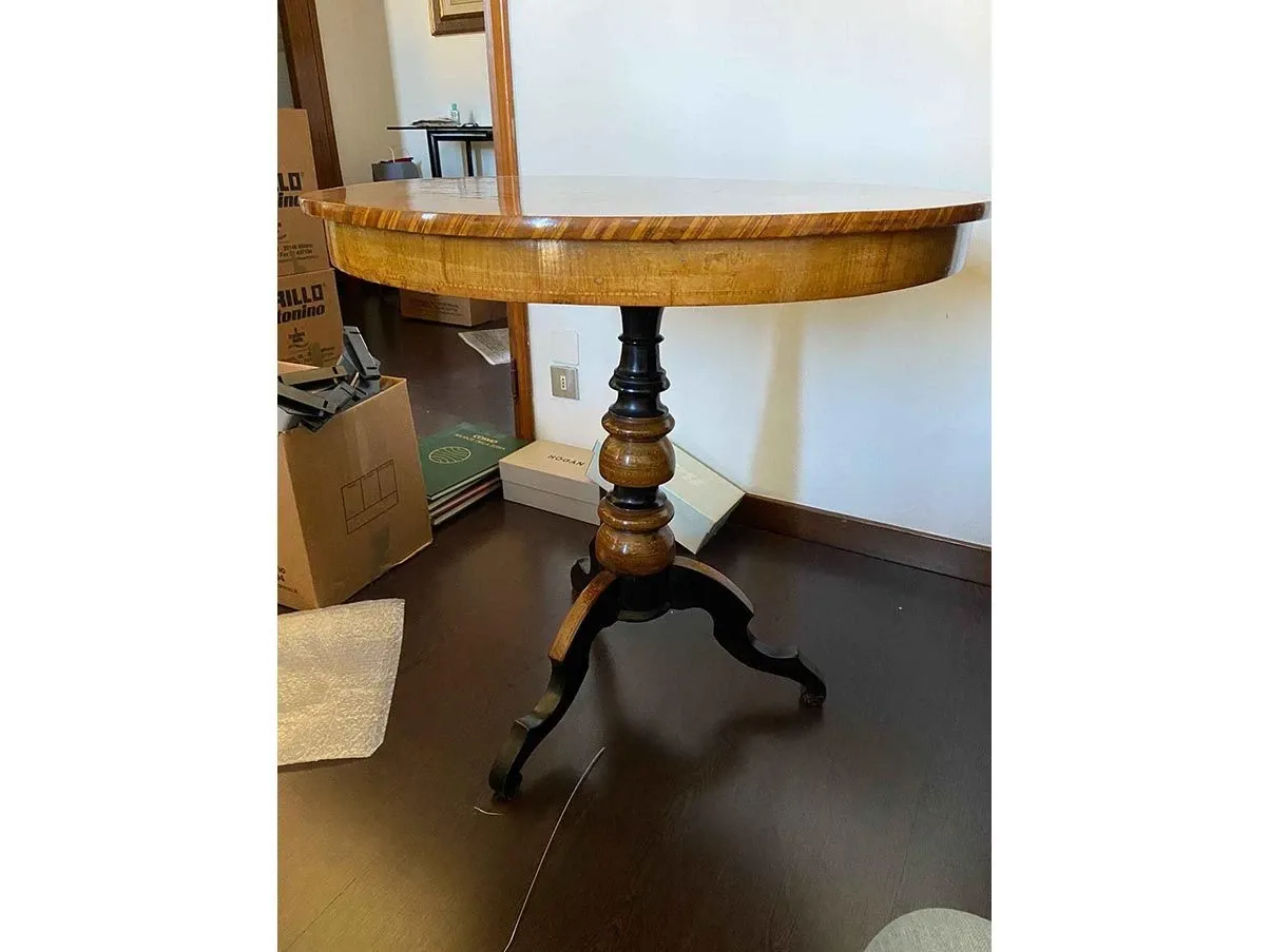 Tavolo rotondo in legno noce intarsiato XIX secolo, 1