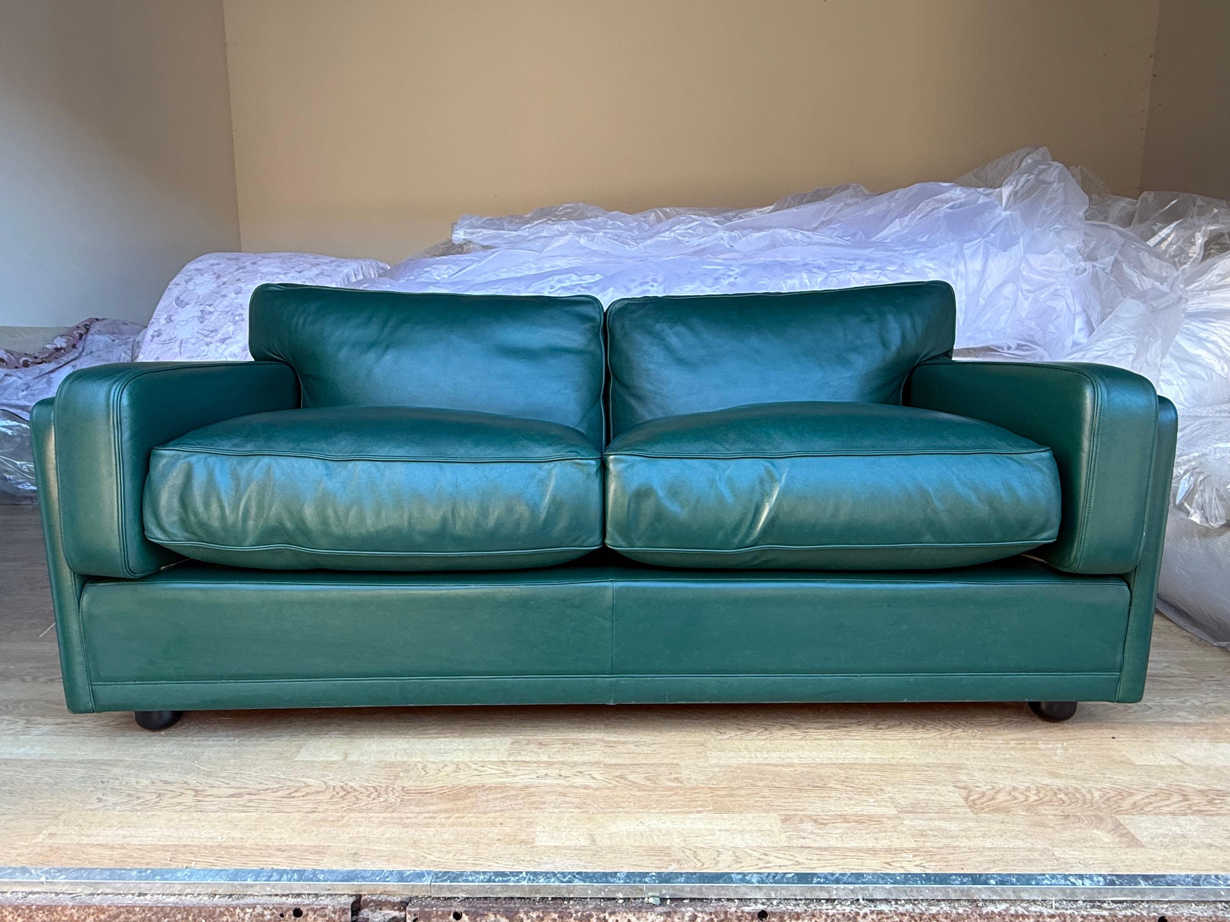 Divano 2 posti in pelle verde di Tito Agnoli  Main