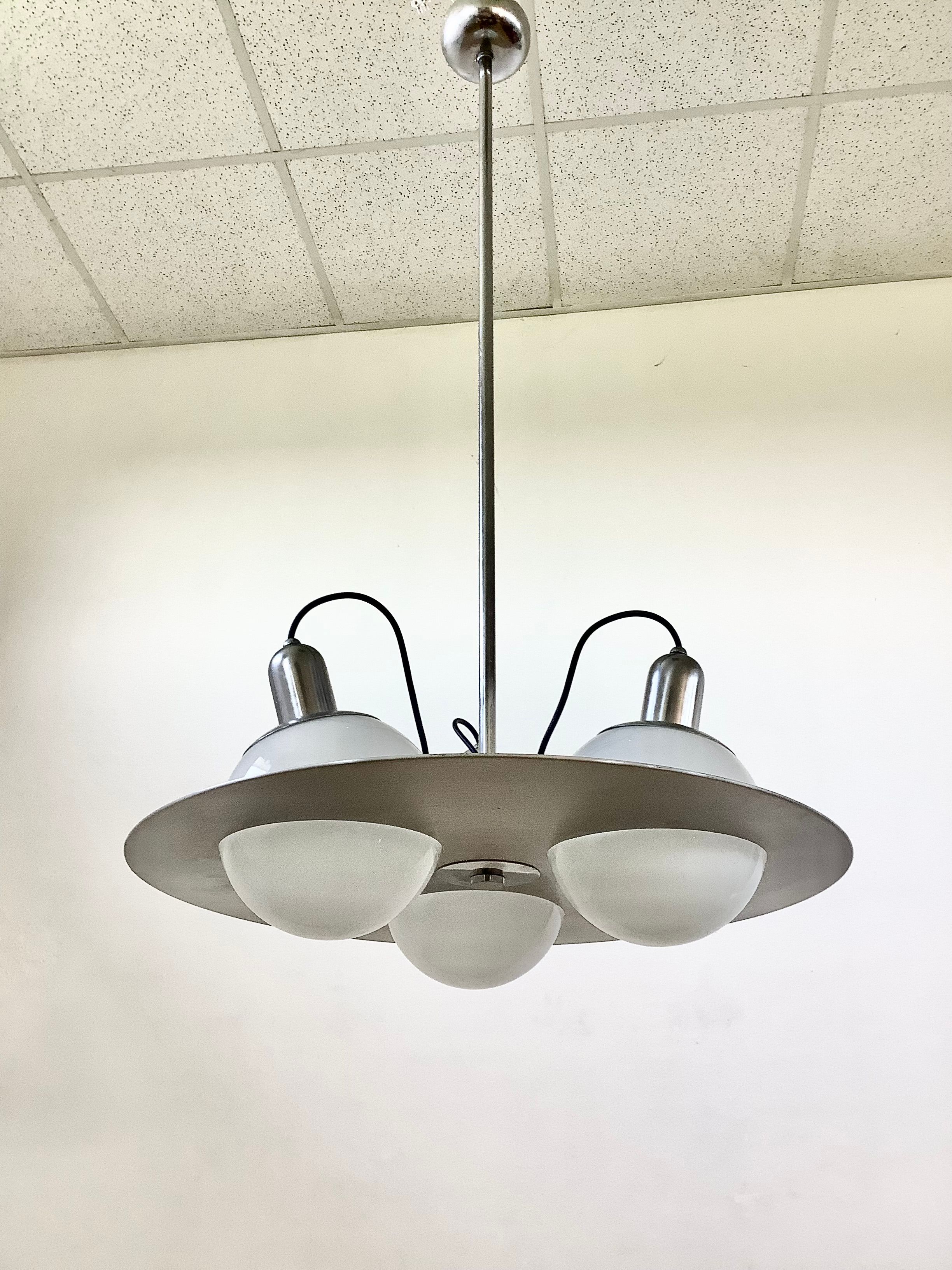 Lampadario in alluminio e vetro opalino (anni '70) Main