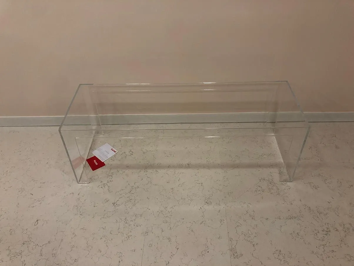 Transparenter Couchtisch aus Kunststoff 3
