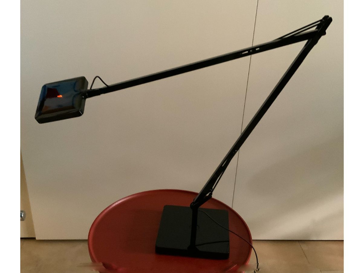 Lampada da tavolo Kelvin Led di Antonio Citterio e Toan Nguyen, Flos Main