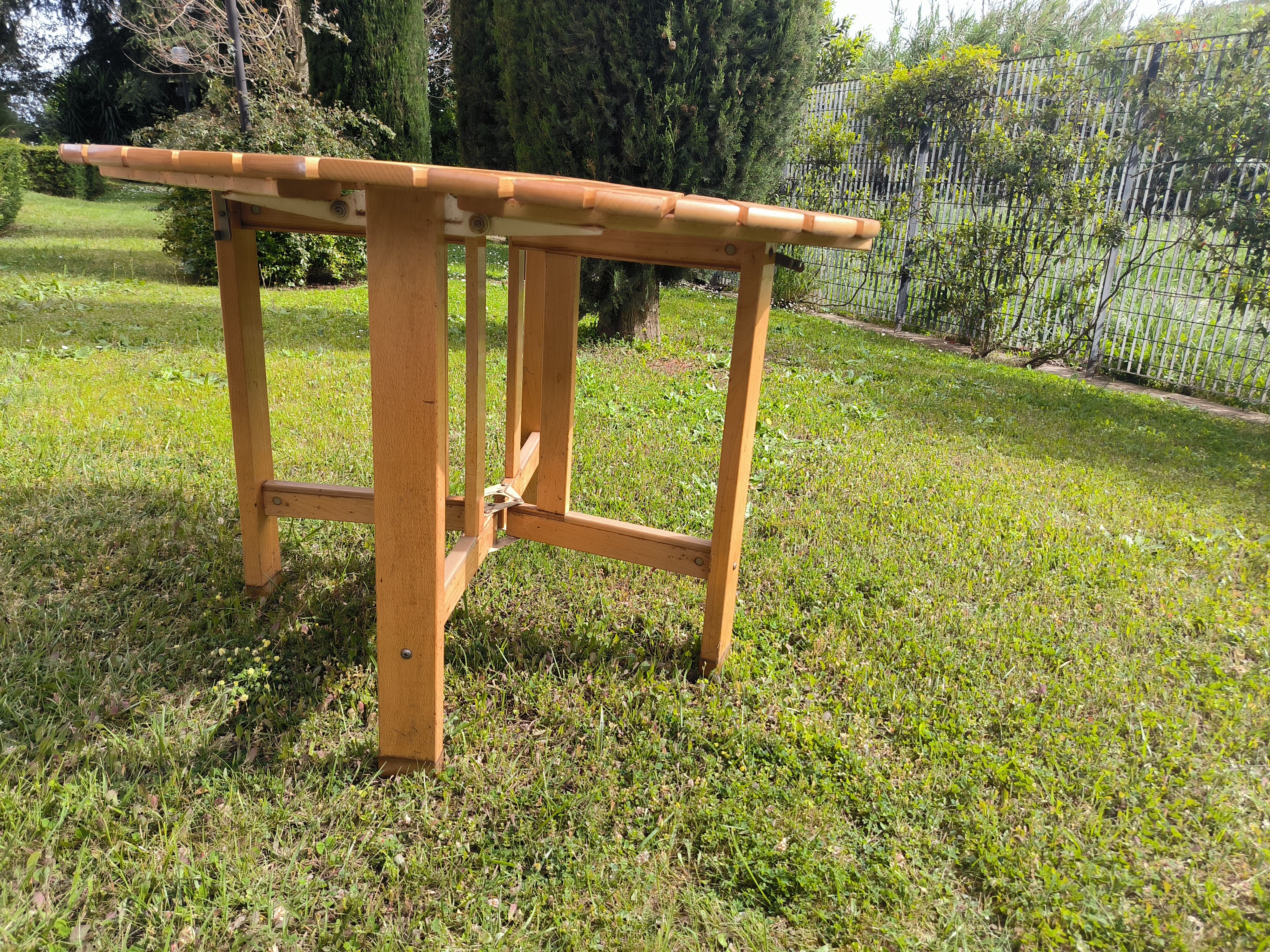 Set da esterno 6 sedie, tavolino e tavolo rotondo in legno Details