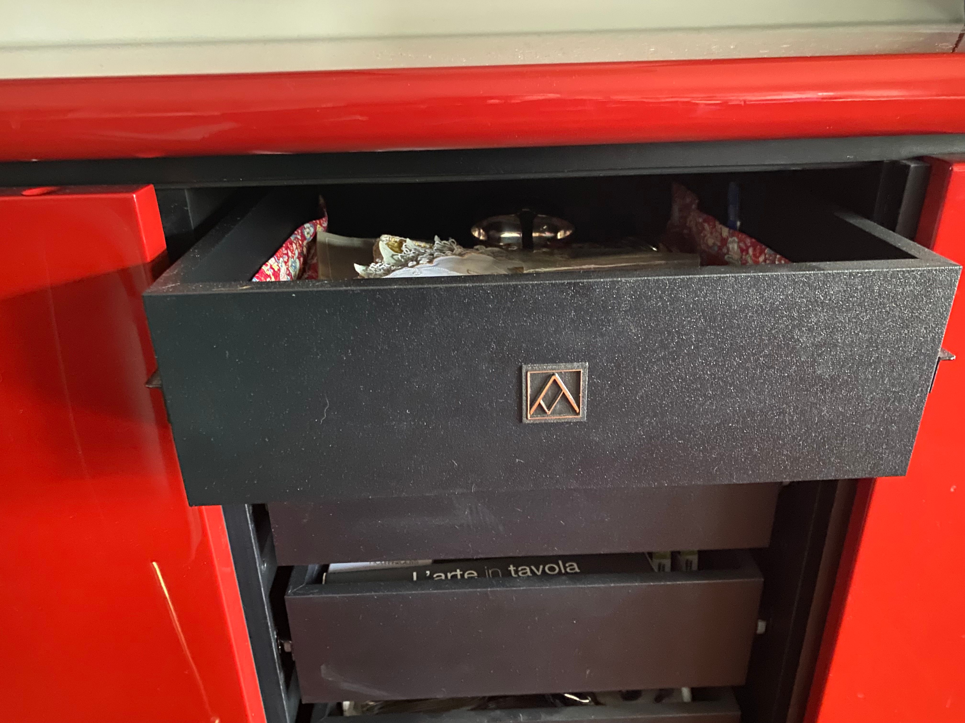 Madia Sheraton in legno laccato rosso di Gino Stoppino (anni '80), Acerbis  Defects
