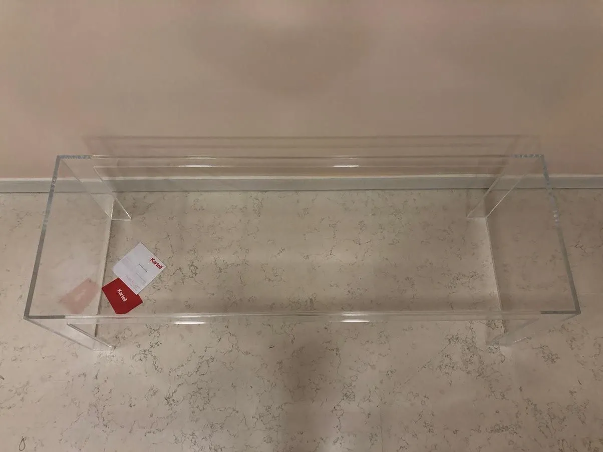 Transparenter Couchtisch aus Kunststoff 1