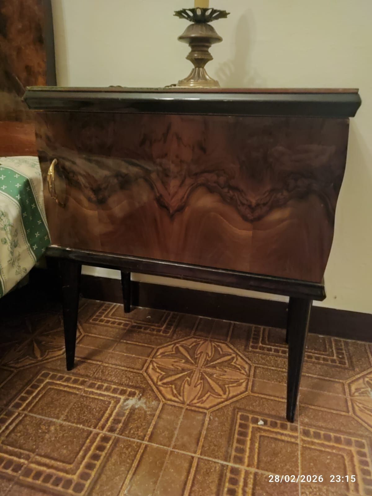 Coppia di comodini in stile classico in legno                           Front