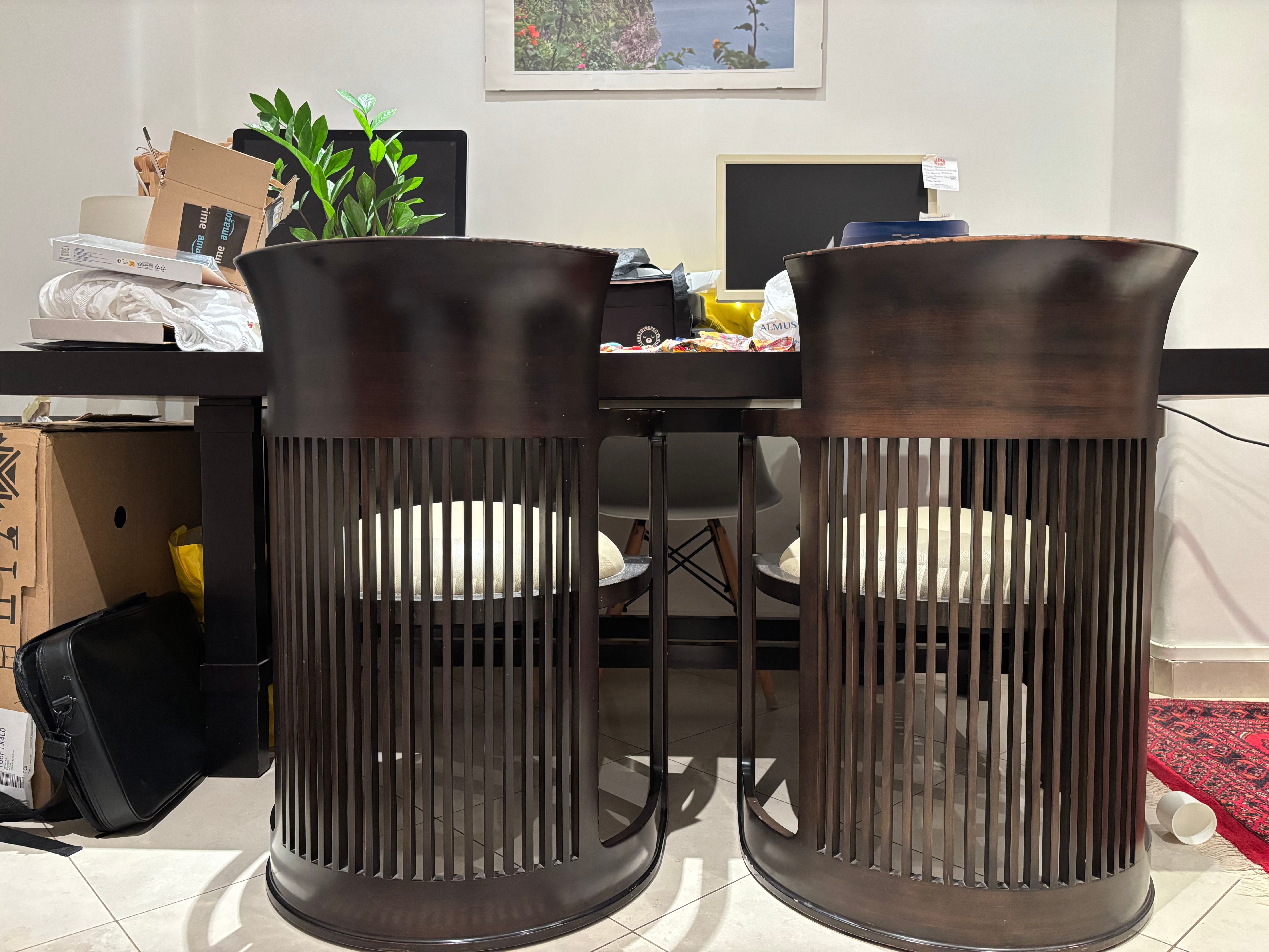 Set de 4 sillas Coonley 2, 2 sillas Barrel 606 y mesa Taliesin Front