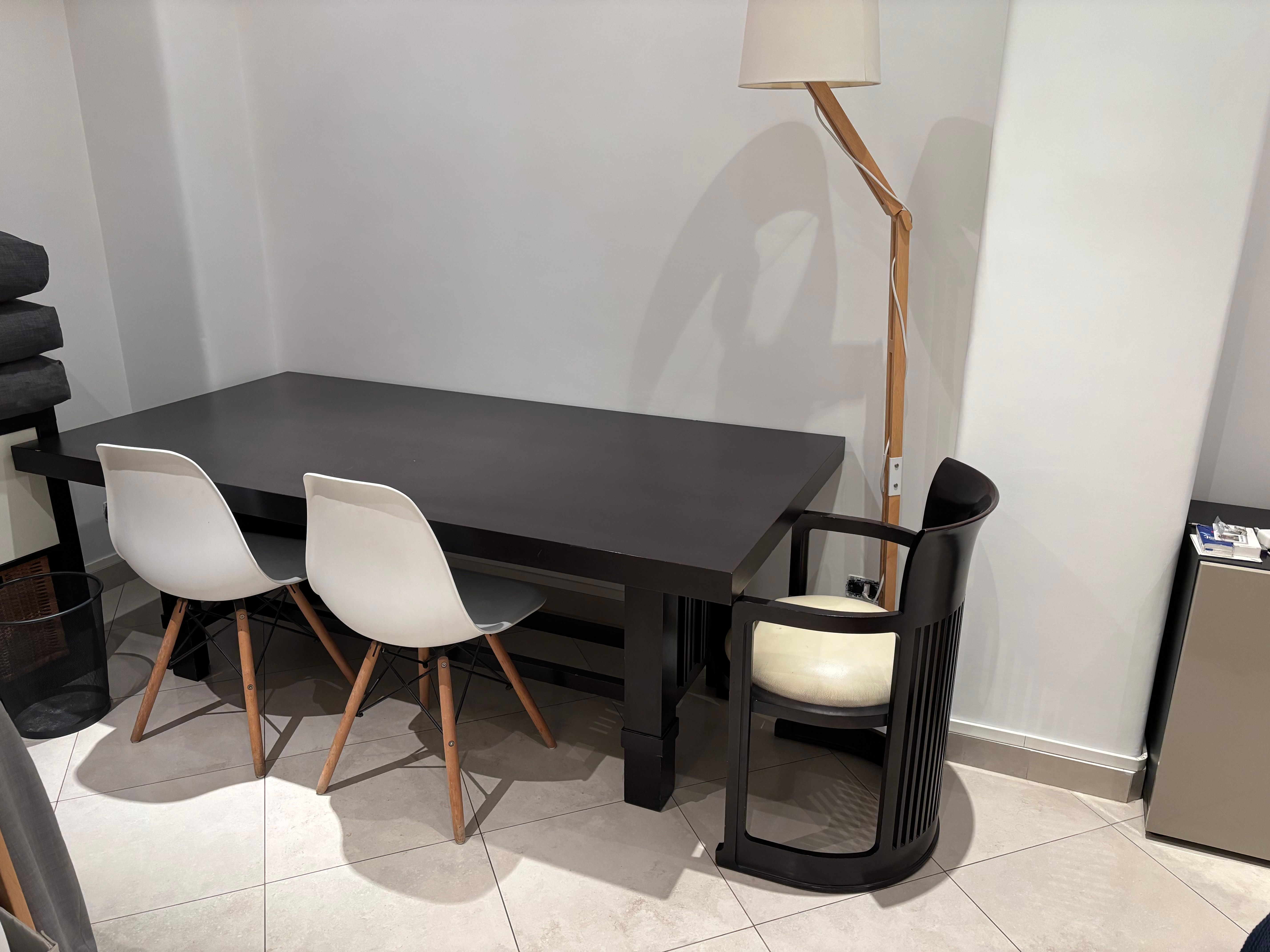 Set de 4 sillas Coonley 2, 2 sillas Barrel 606 y mesa Taliesin Details