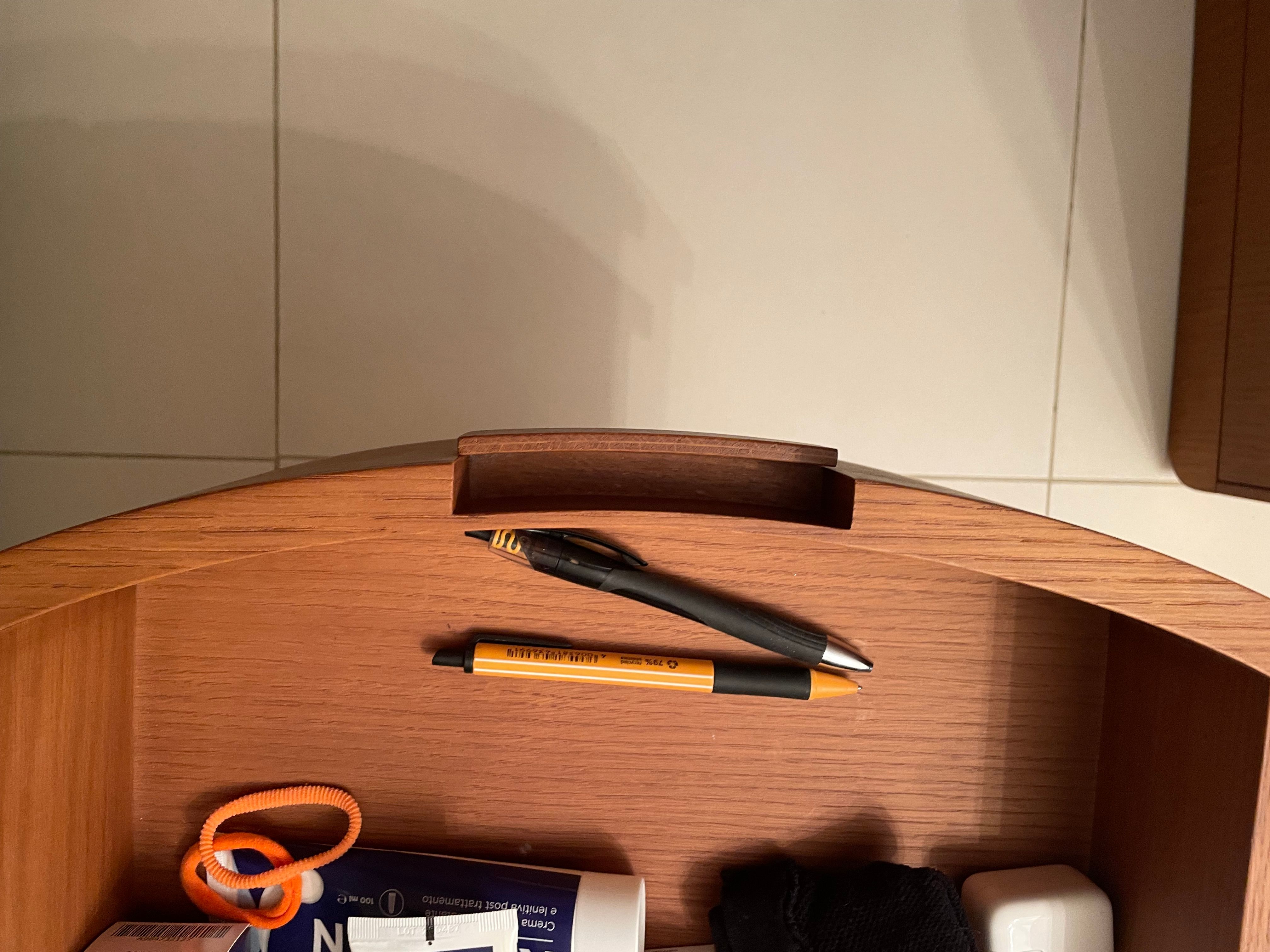 Nachttisch Amphora aus Eichenholz von Antonio Citterio Details