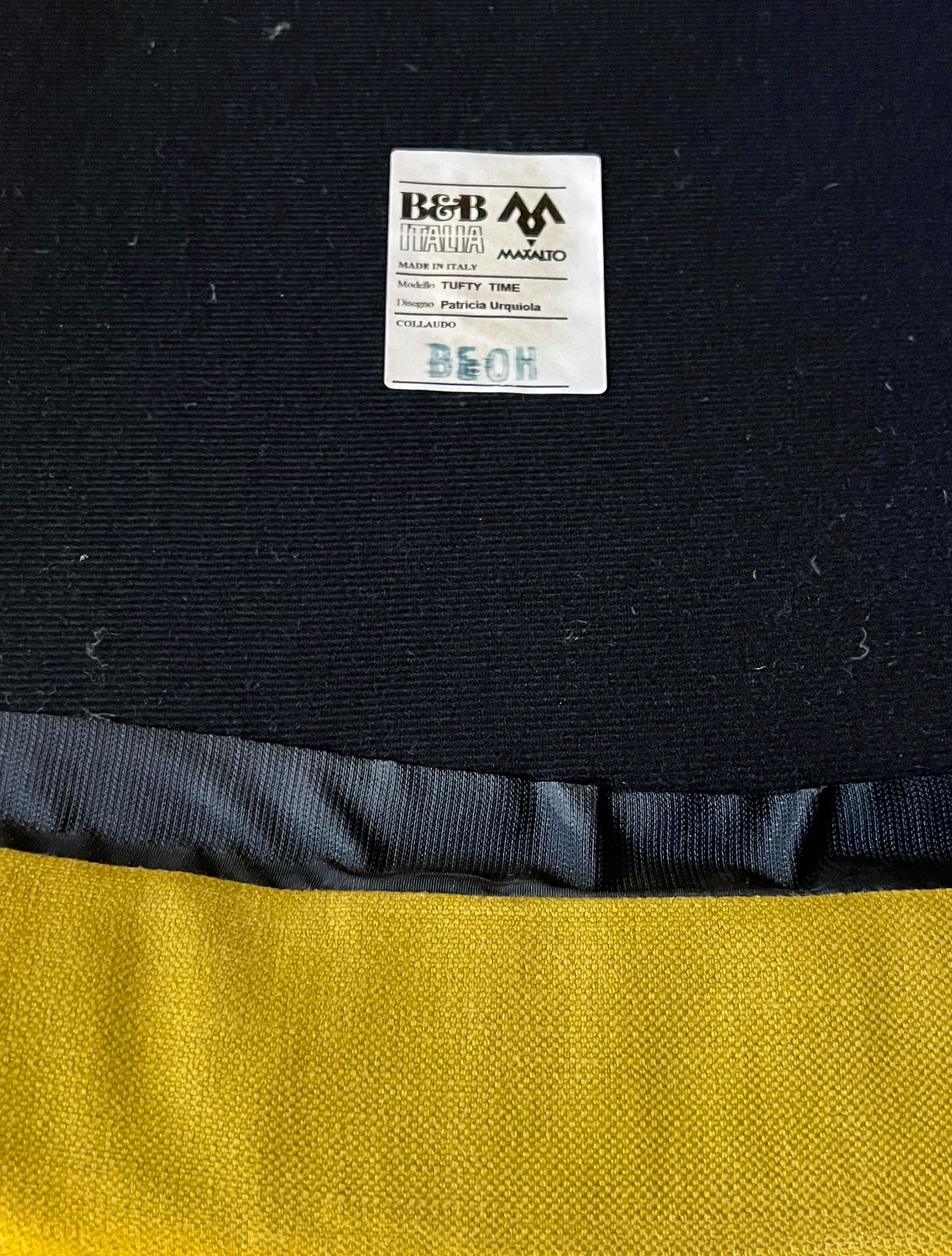 Divano Tufty–Time rivestito in tessuto verde ocra di Patricia Urquiola Brand