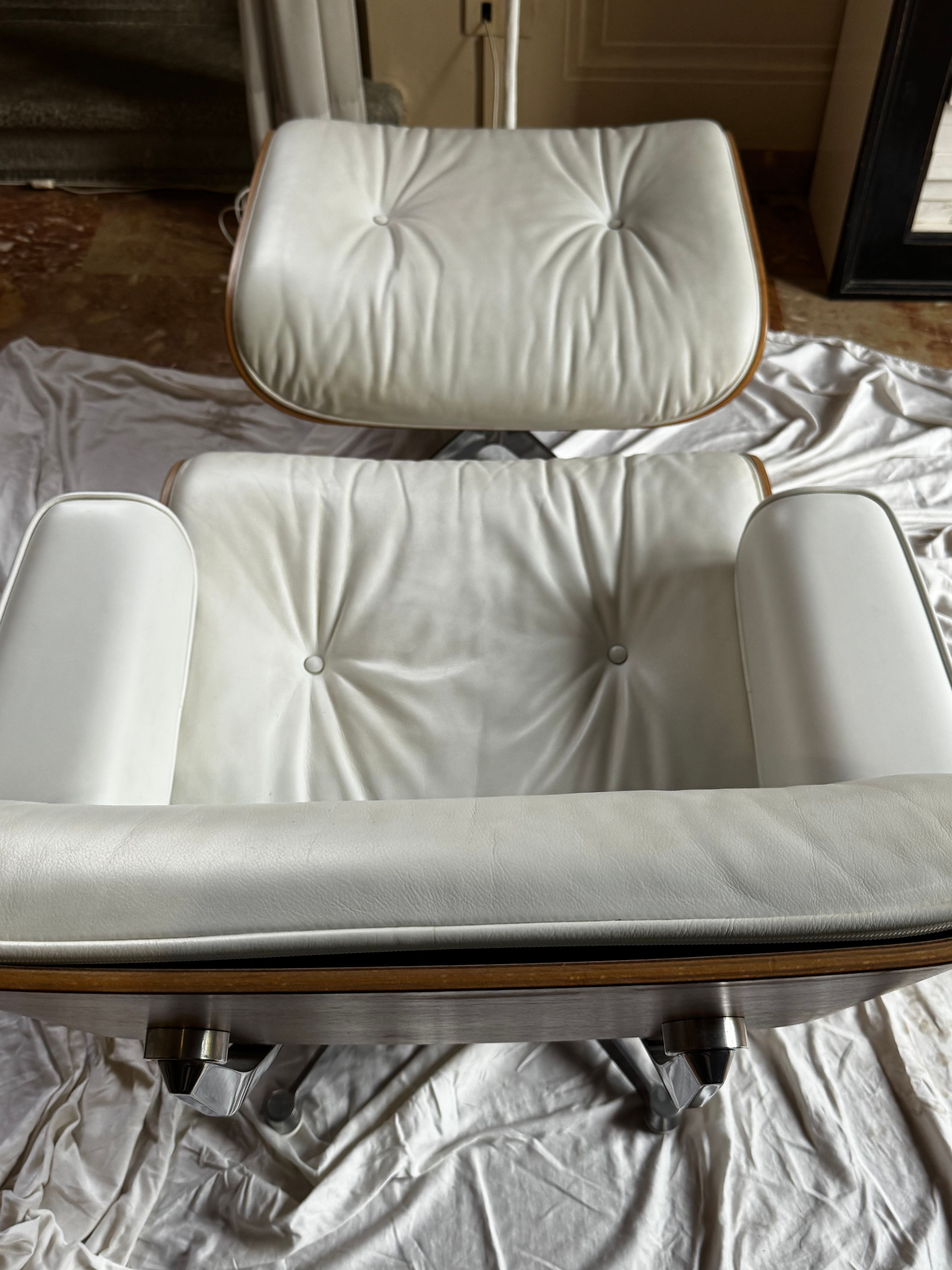 Chaise longue Eames Lounge Chair in pelle bianca  Details