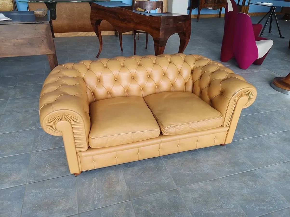 Chesterfield Sofa 2-Sitzer mit Knopfheftung (beige) 3
