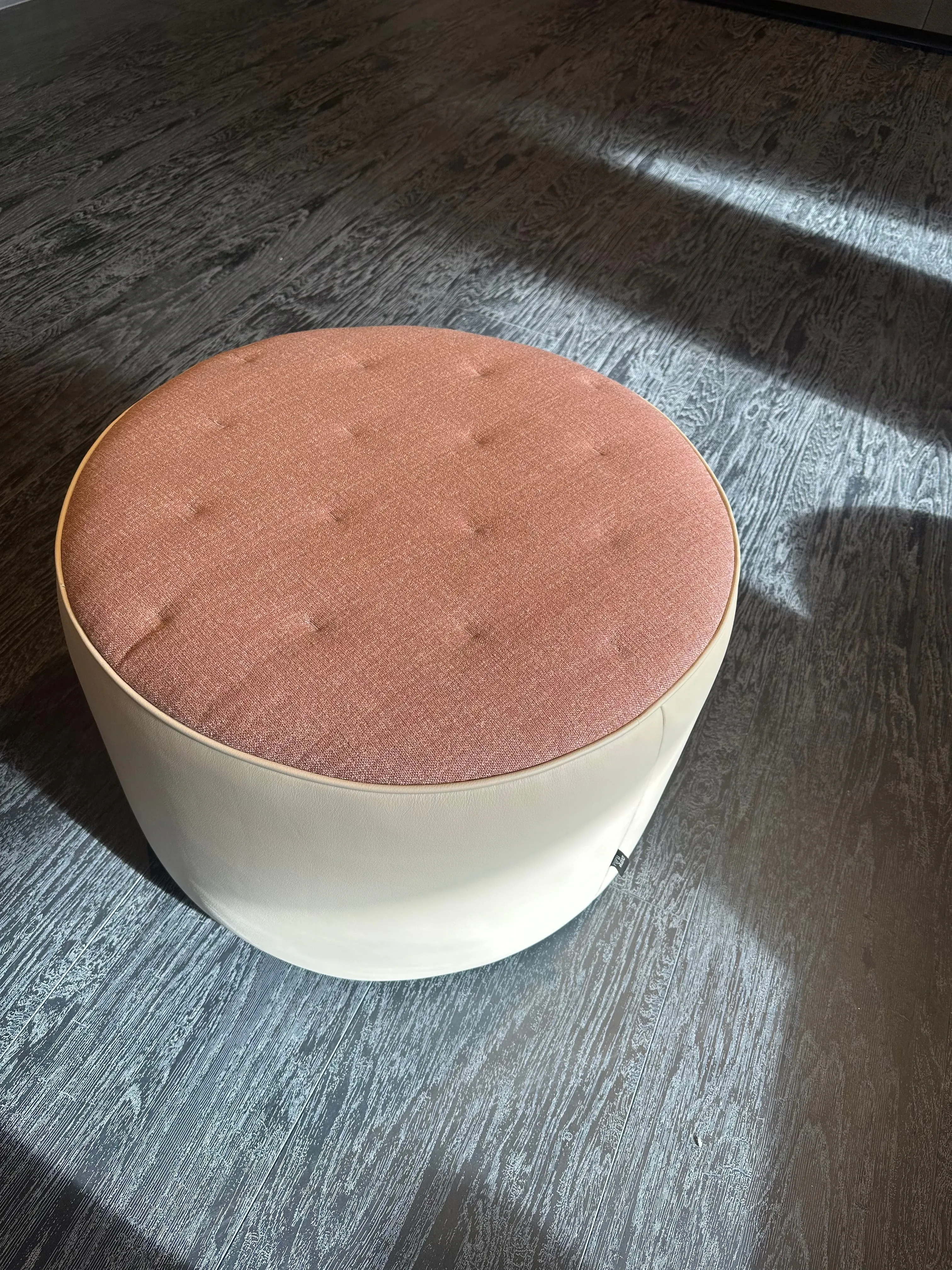 Pouf with leather covering, Ditre image