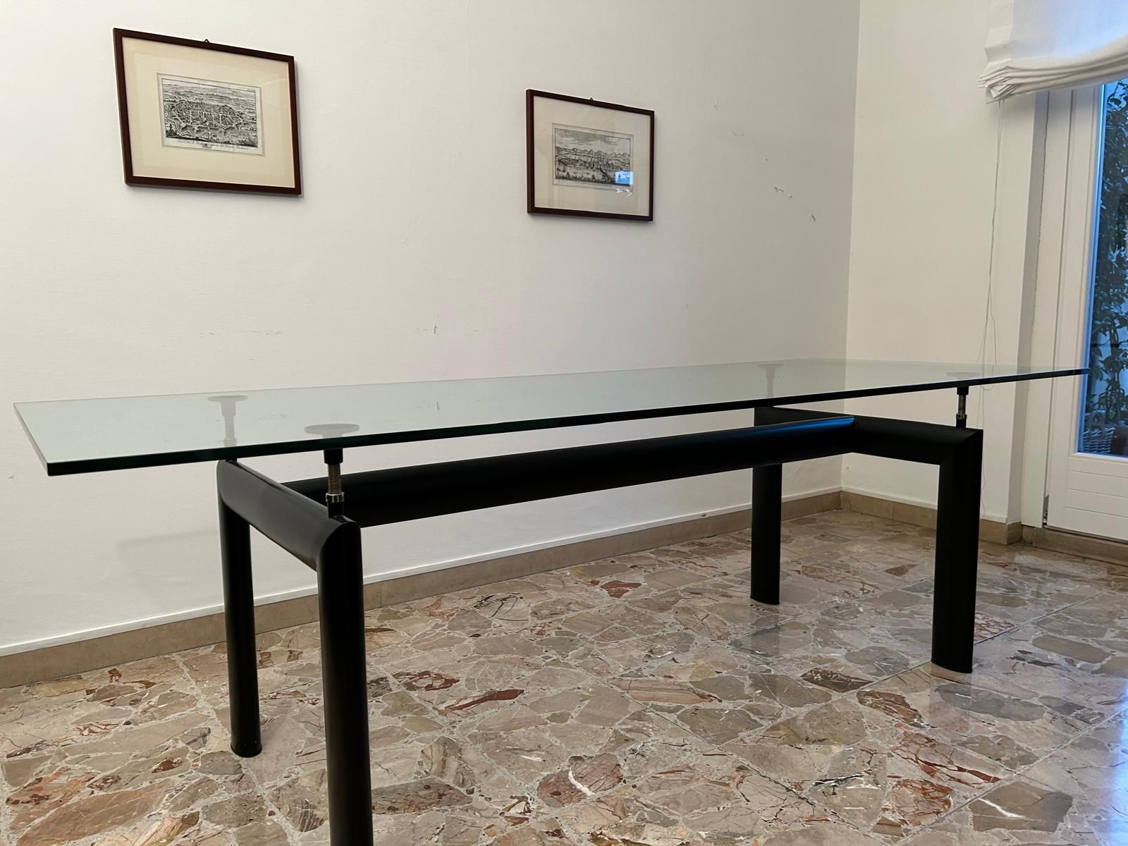 Tavolo rettangolare LC6 in cristallo di Le Corbusier, Cassina Main
