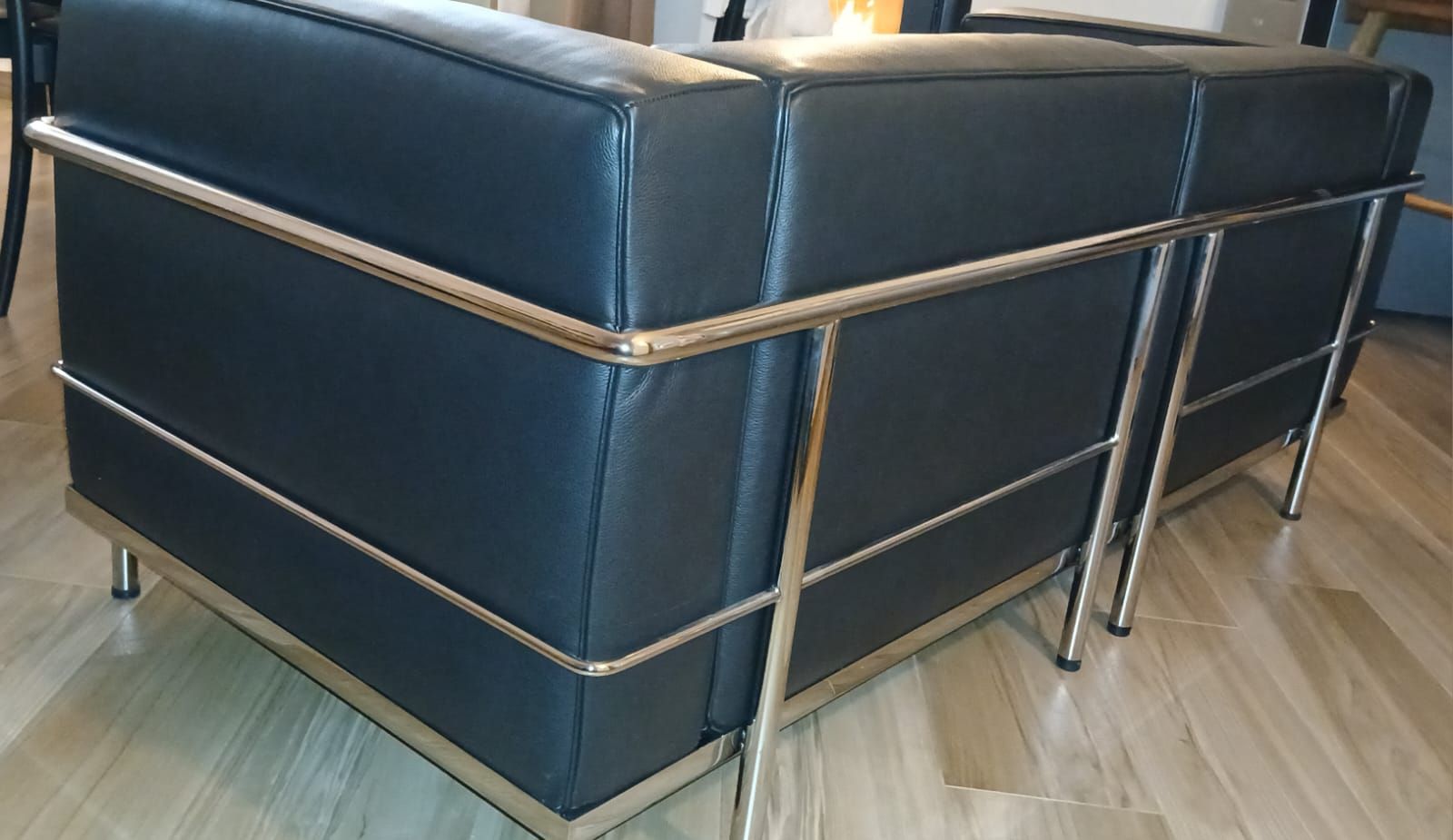 Divano 2 posti LC3 rivestito in pelle (nera) Side