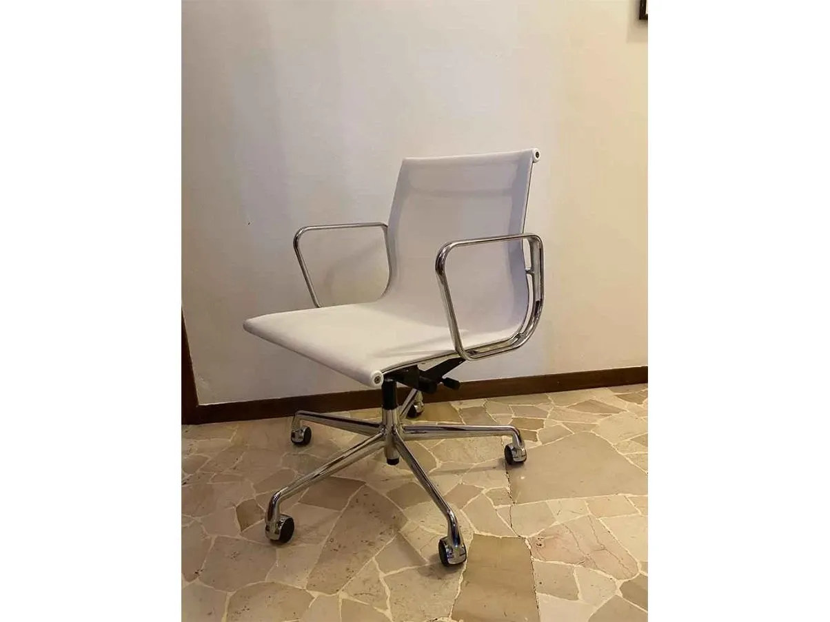 Sedia in alluminio di Charles and Ray Eames, Vitra 3