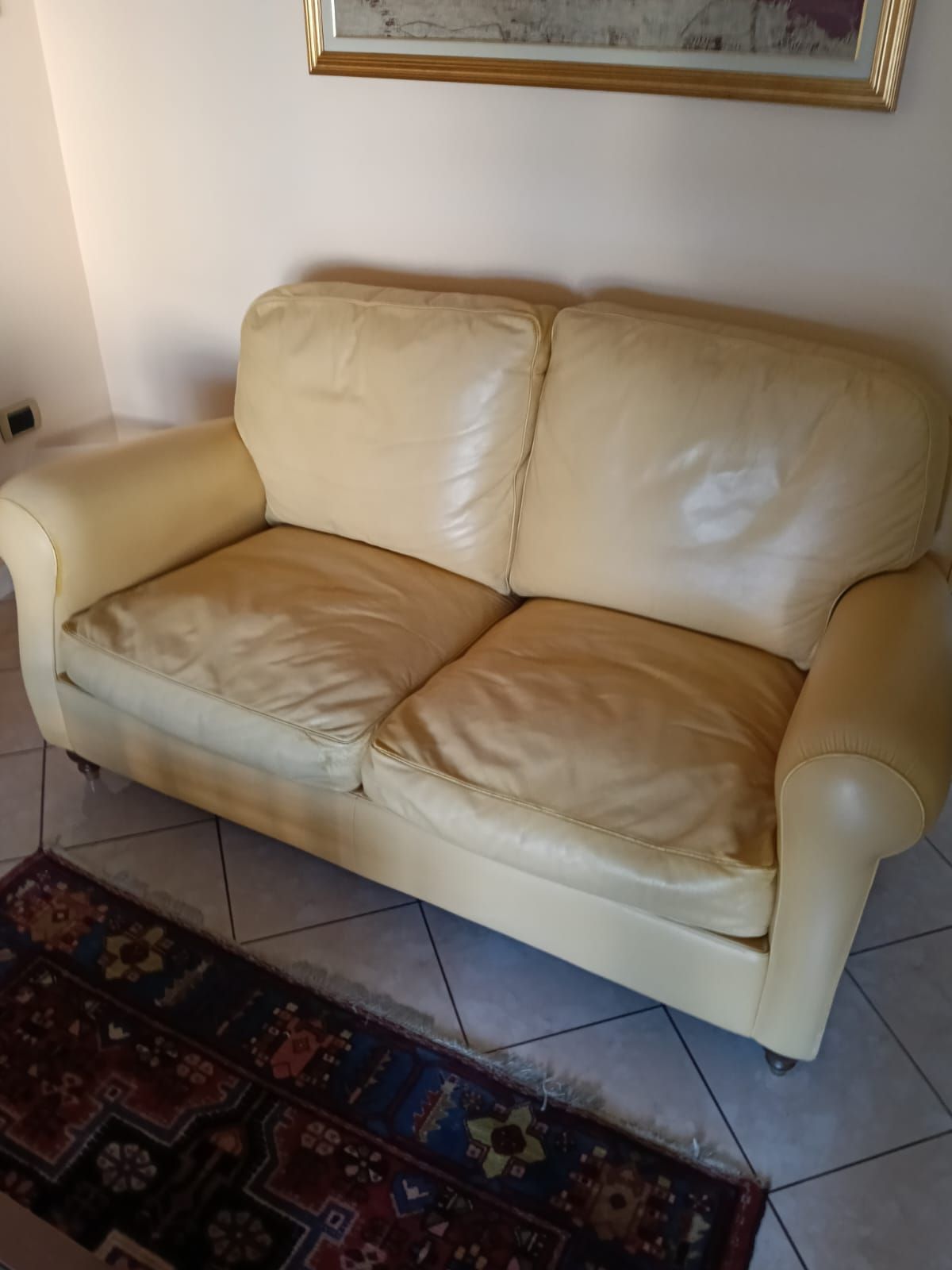 2-Sitzer Sofa aus gelbem Leder Front