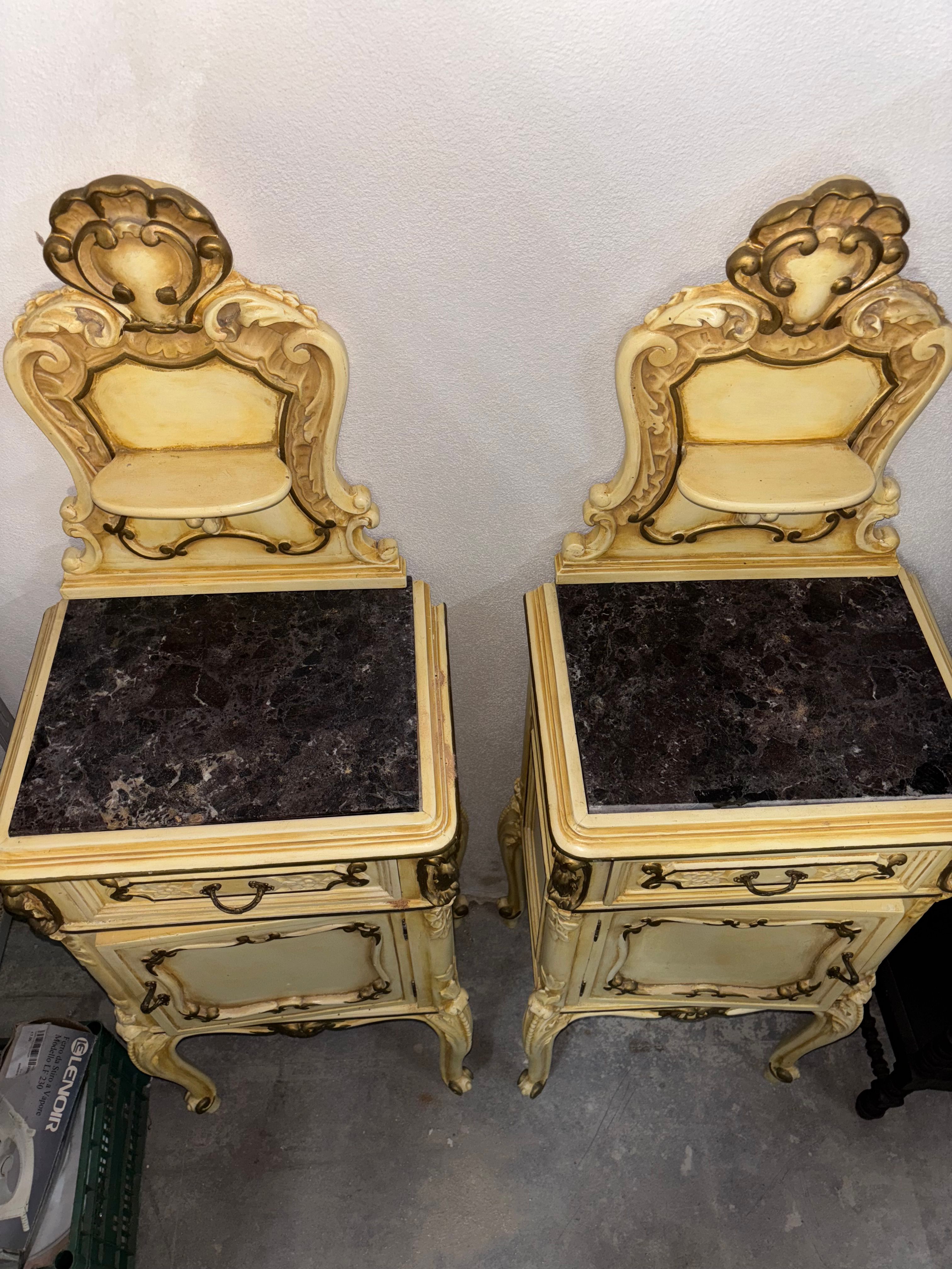 Coppia di comodini in legno intagliato e marmo nero ('900) Front