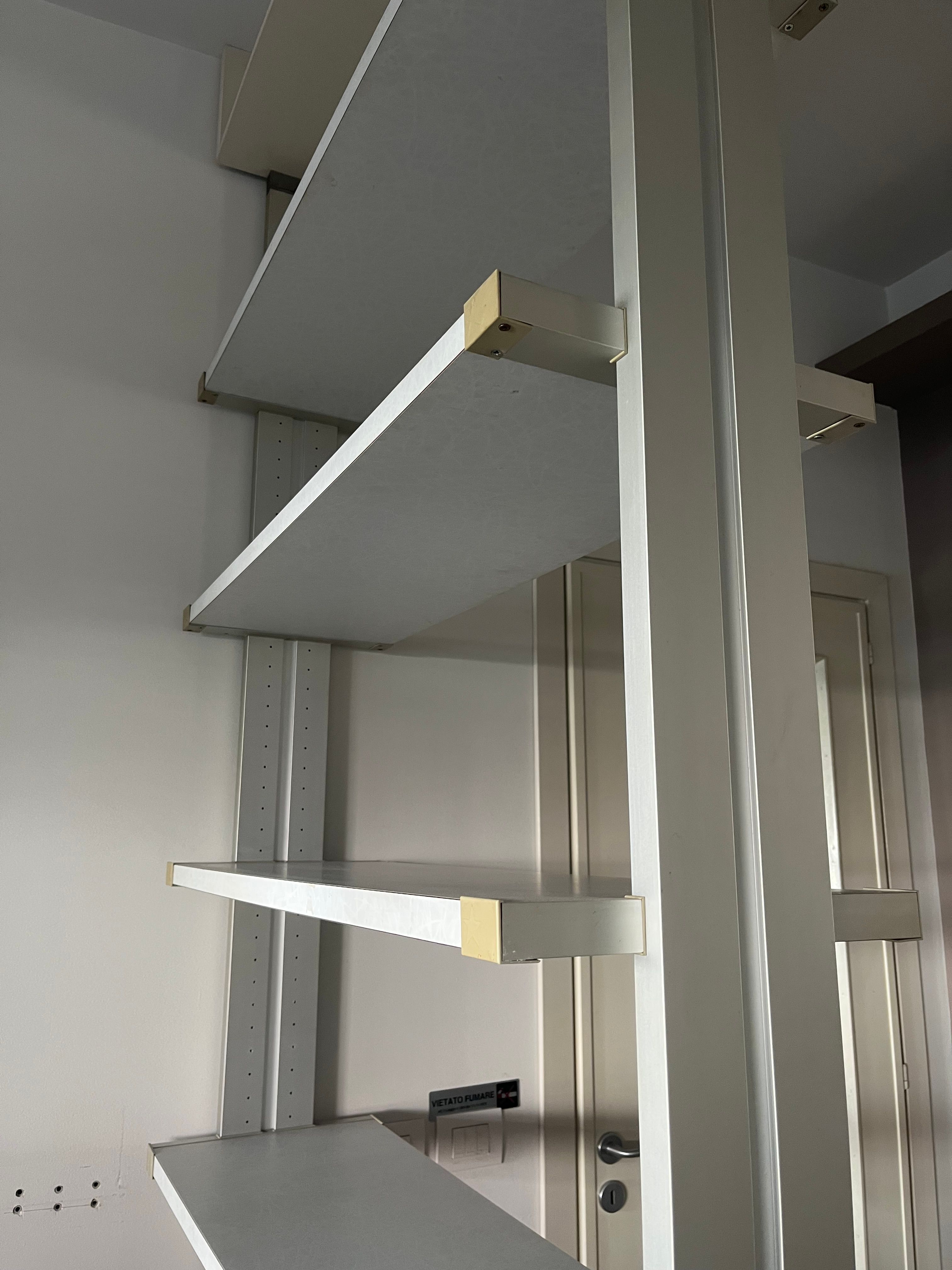 Libreria bifacciale vintage in alluminio (rosso/grigio) Details