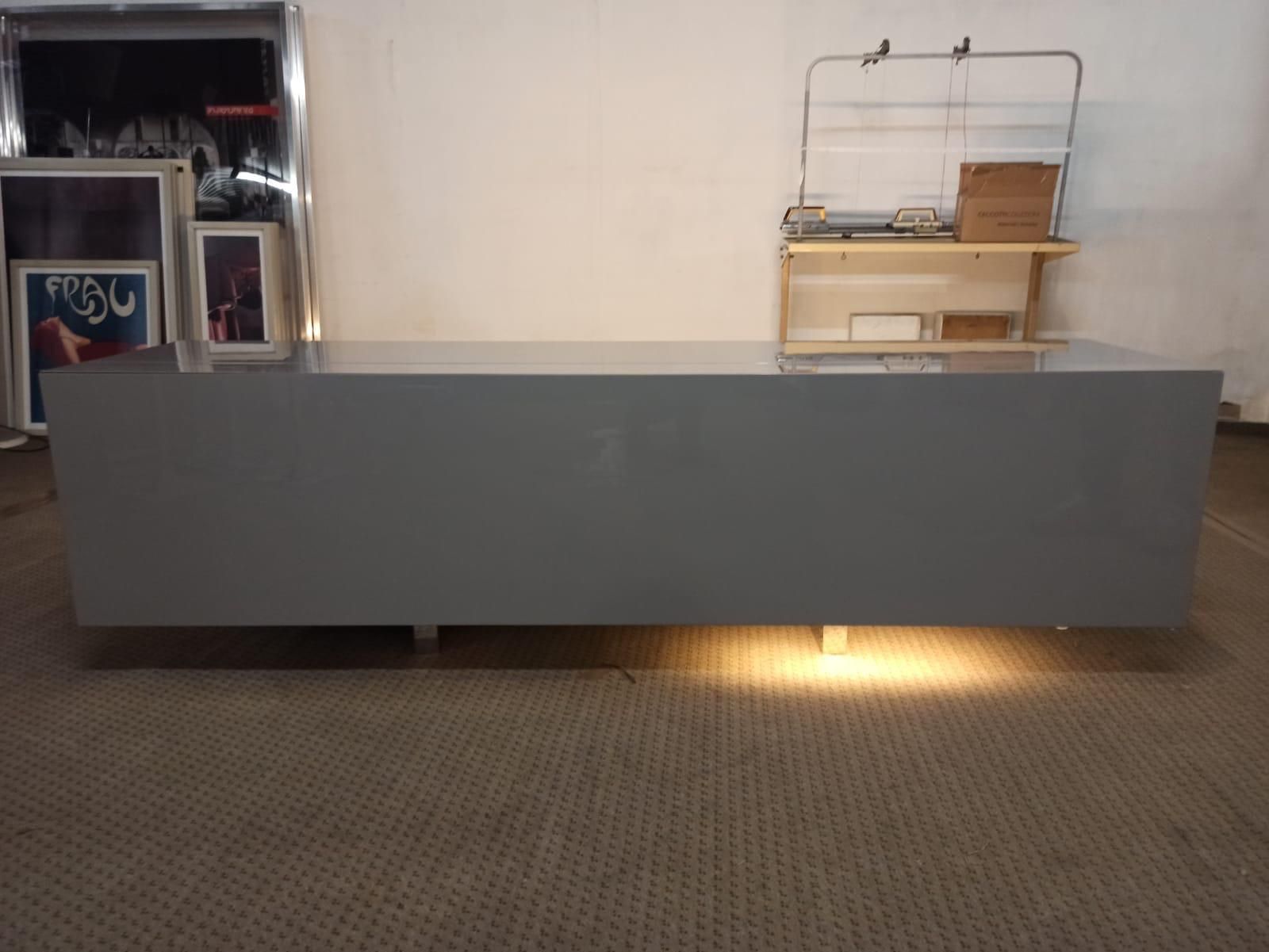 Madia Ludwig in acciaio e laccato con led di Lodovico Acerbis Main