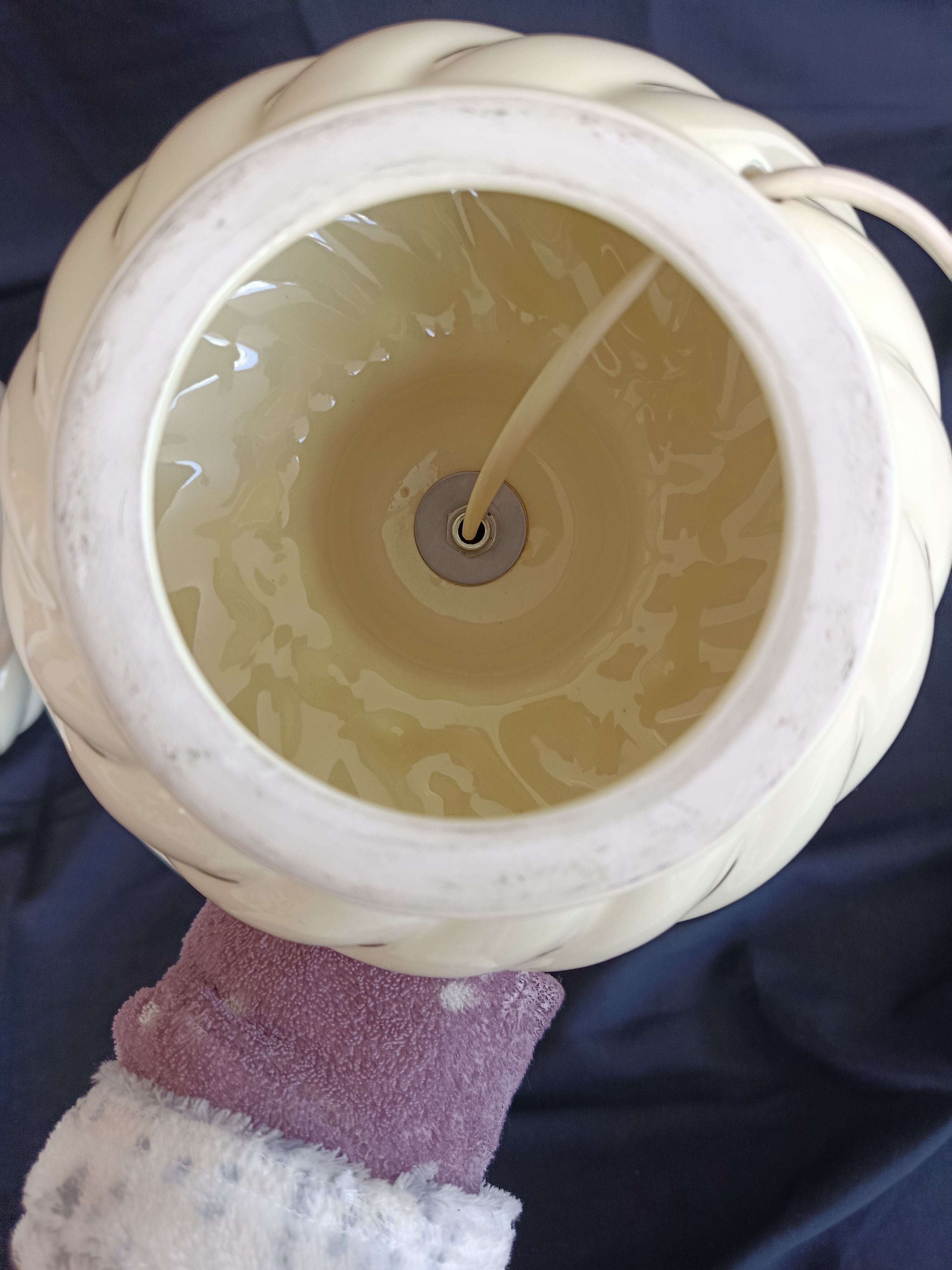 Pair of ivory ceramic bedside lamps by Germana Merlo (1980s) Details