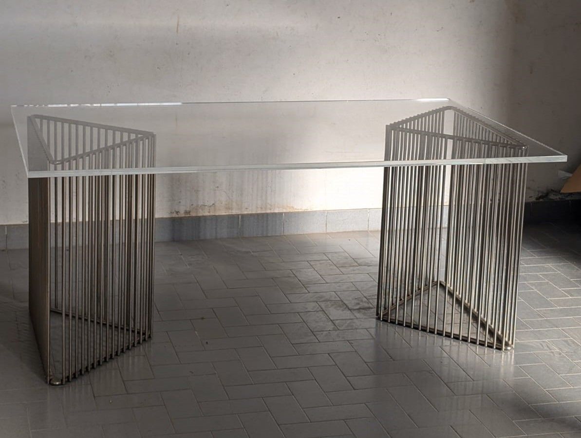Tavolo rettangolare in lucite e metallo cromato di Francois Arnal (anni '70), Main