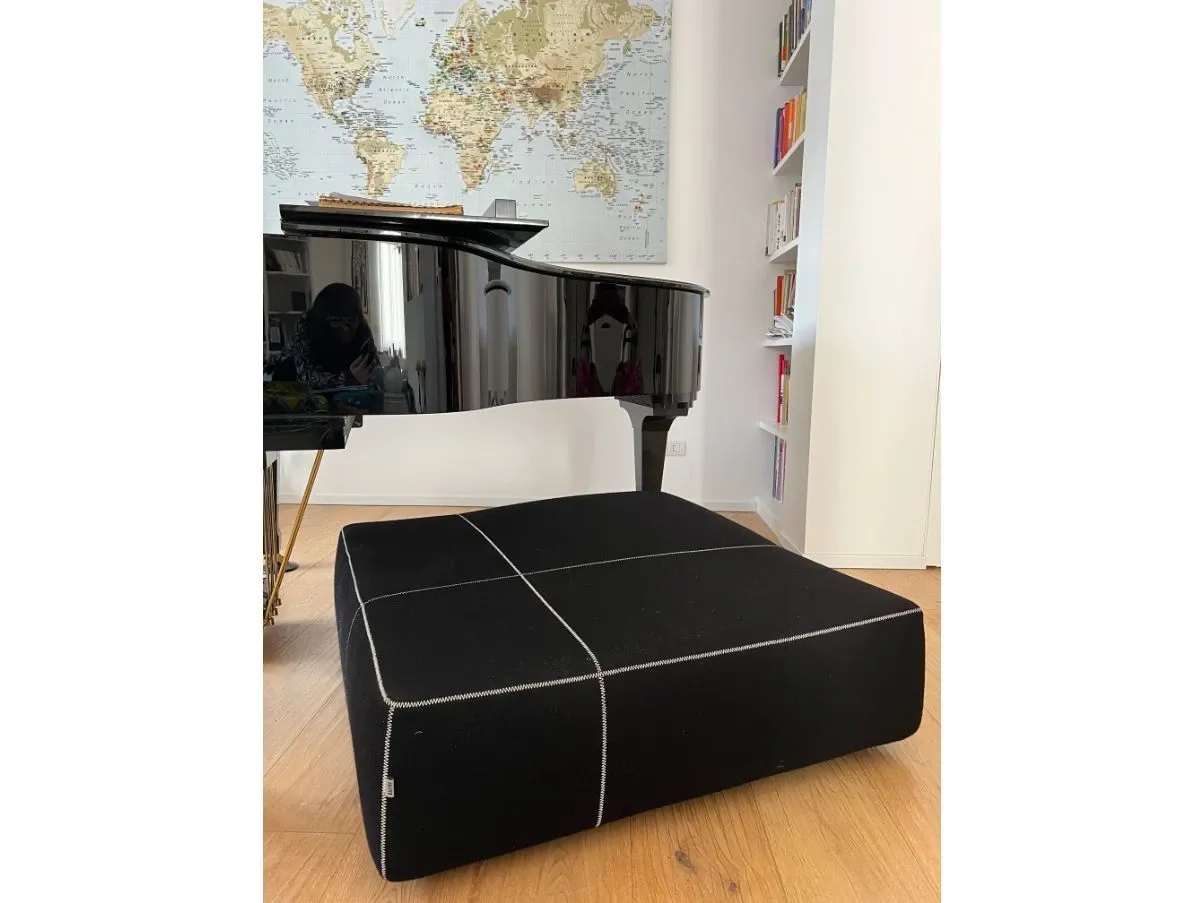 Pouf in tessuto nero 2