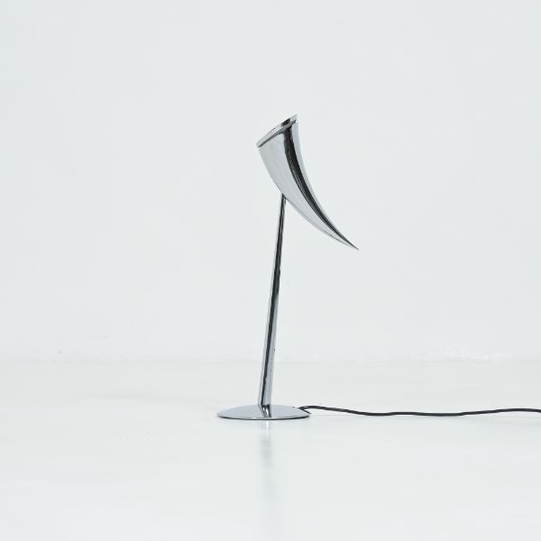 Lampada da tavolo Ara di Philippe Starck, Flos image
