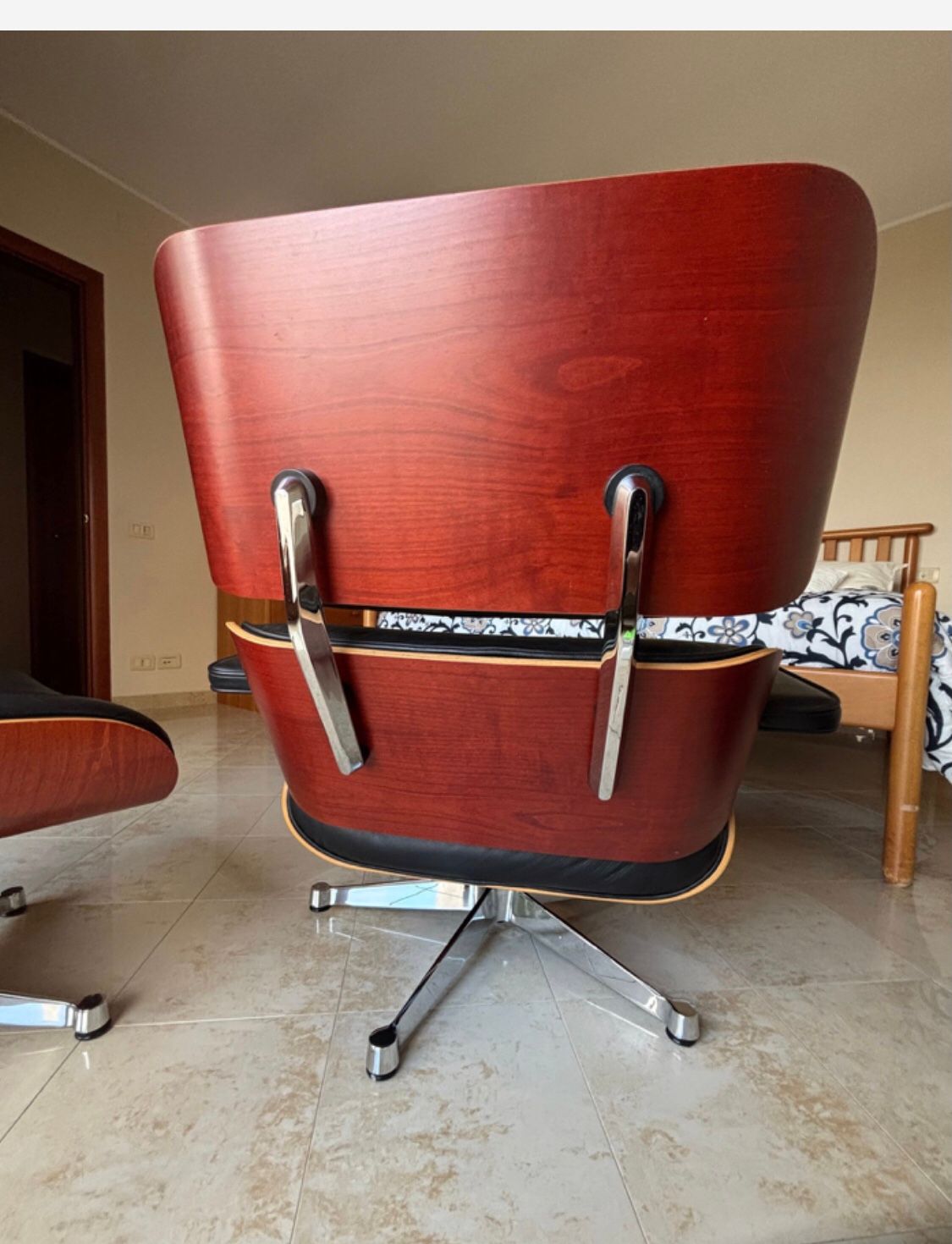 Chaise longue Lounge Chair in palissandro e pelle nera di Eames, Vitra Details