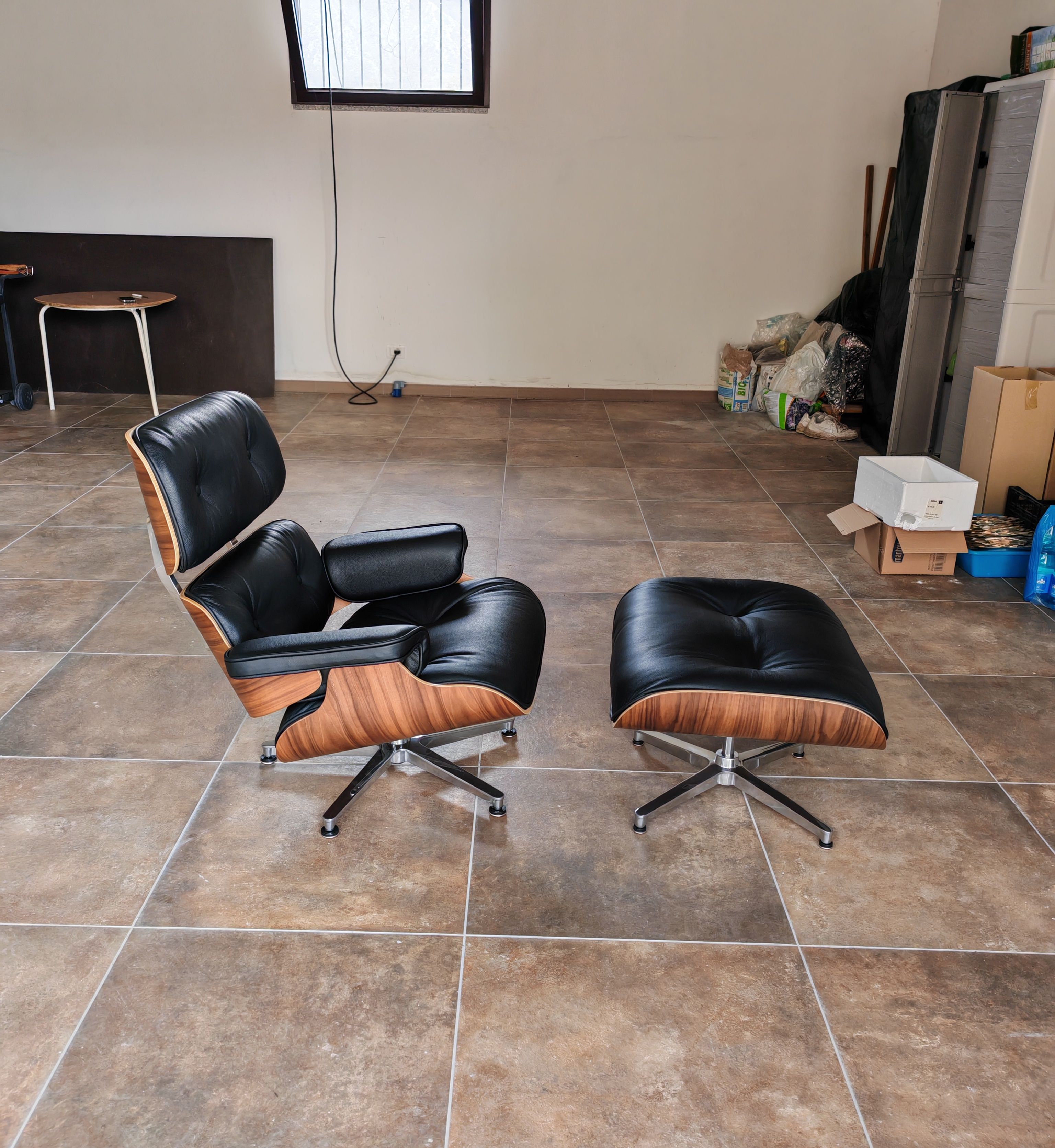 Chaise Longue Lounge Chair in pelle nera di Charles e Ray Eames, Vitra  Side