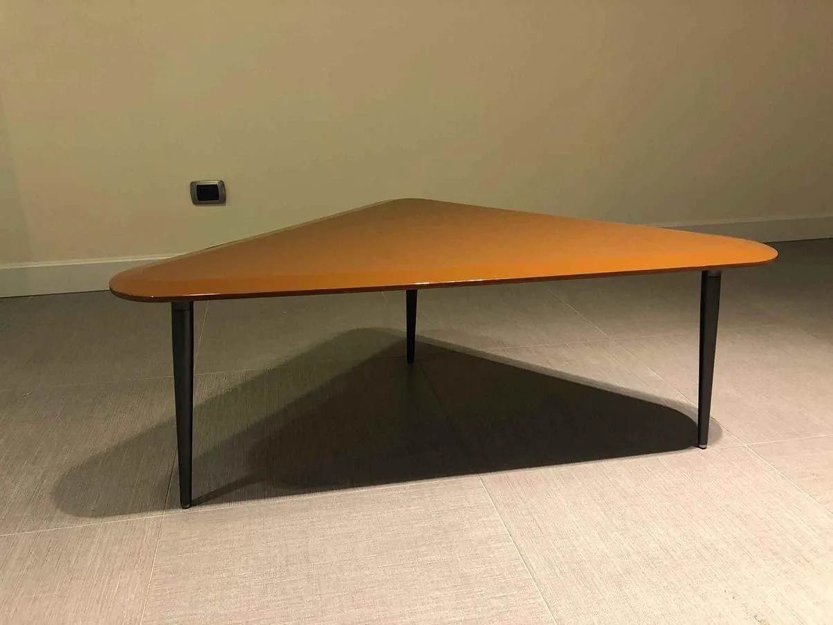 Tavolino triangolare Belsize legno laccato (rame), Molteni&C 1