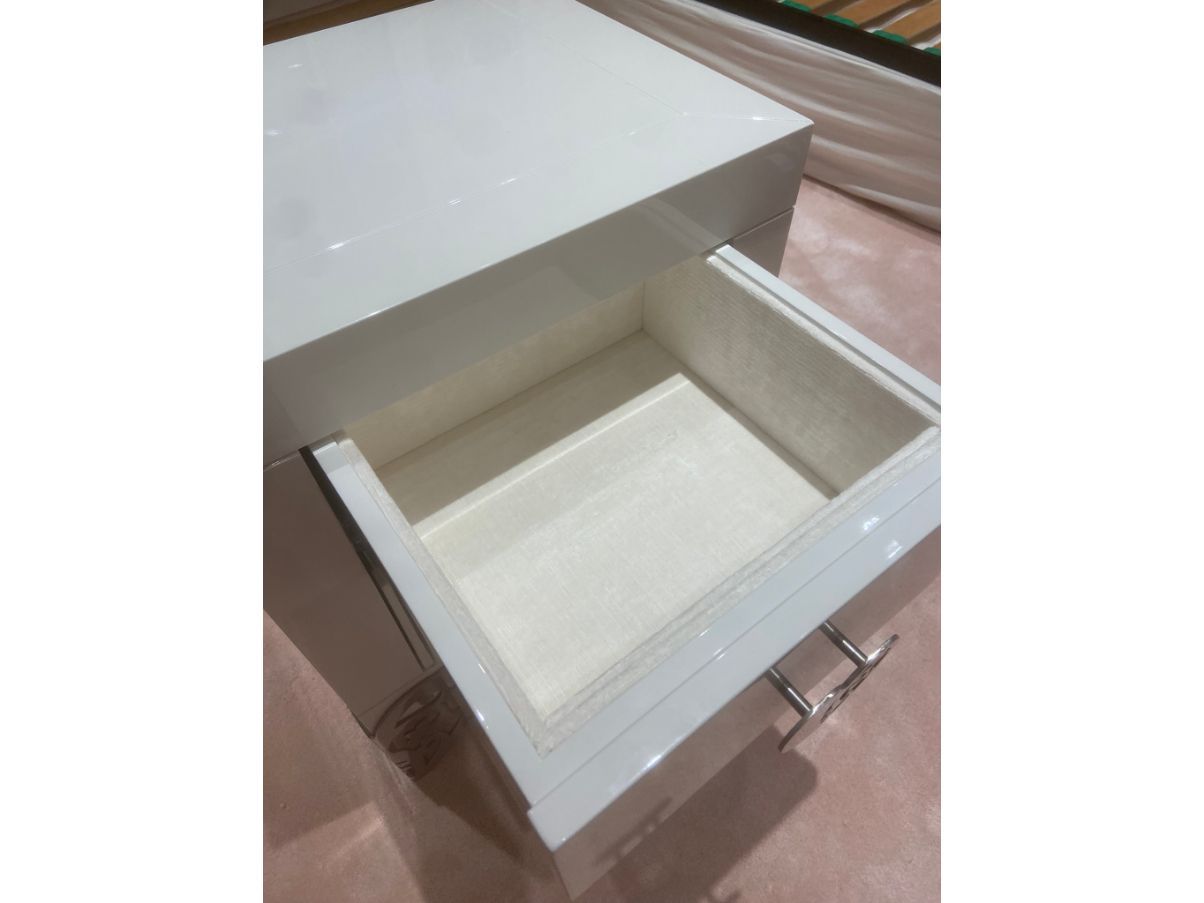 Bedside table I Sogni di Matilde in white lacquered wood and velvet, Dolfi  Details