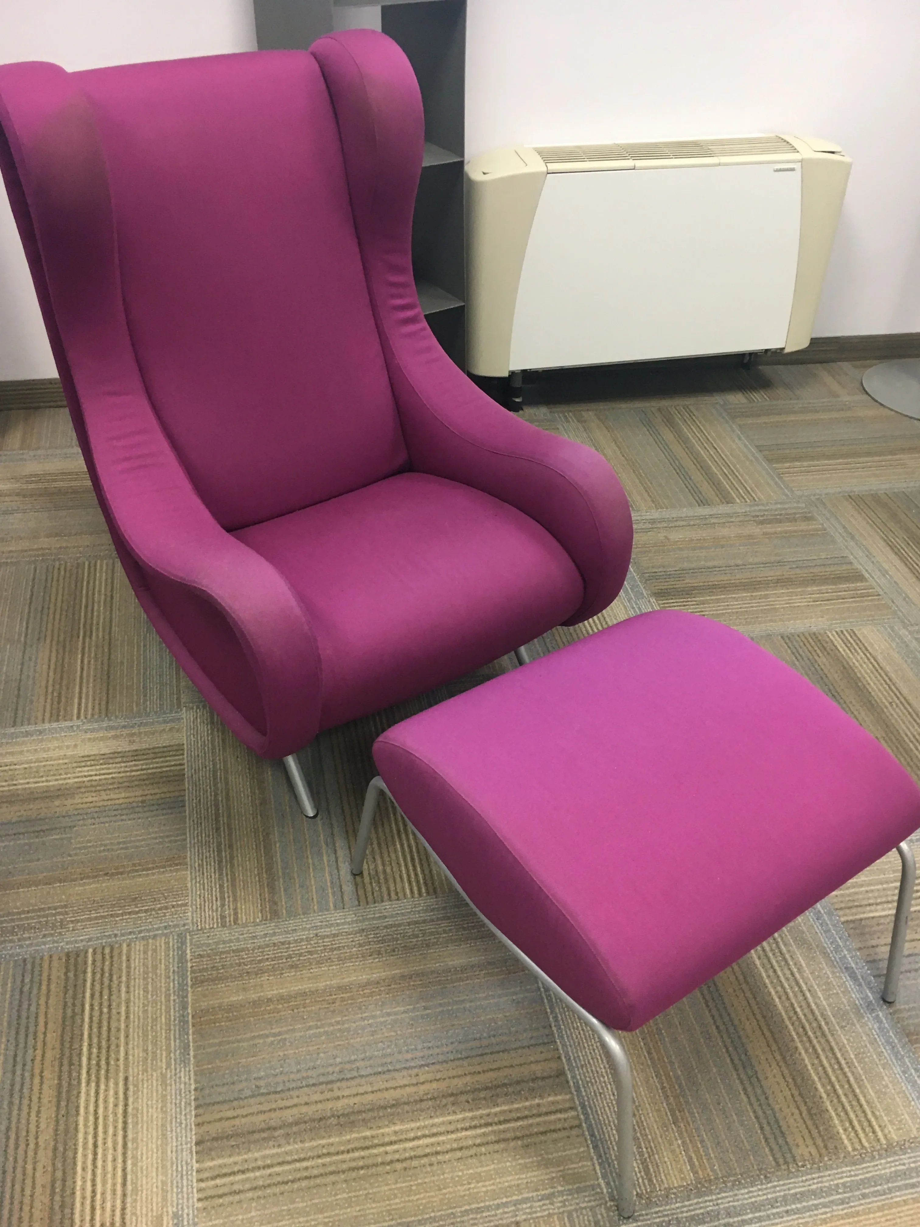 Poltrona con pouf Sir rosa, Arflex 1