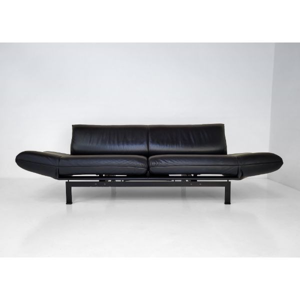 DS-140 sofa in black leather by Reto Frigg, De Sede image