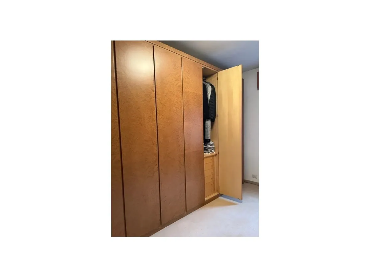 Begehbarer Kleiderschrank aus Wurzelholz-Nussbaum 5