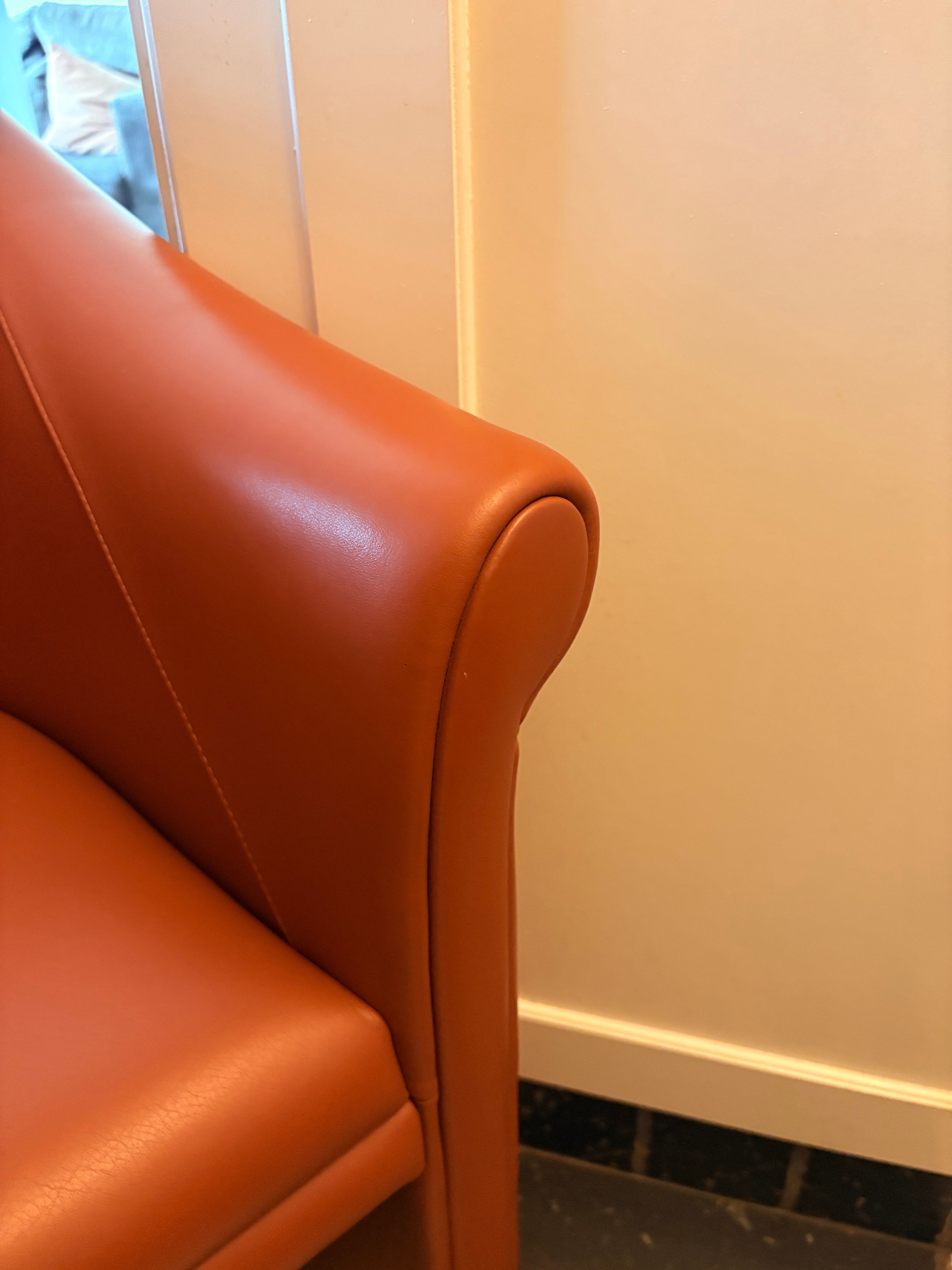 Paar Sinan Sessel aus orangefarbenem Leder von Luca Sacchetti Details