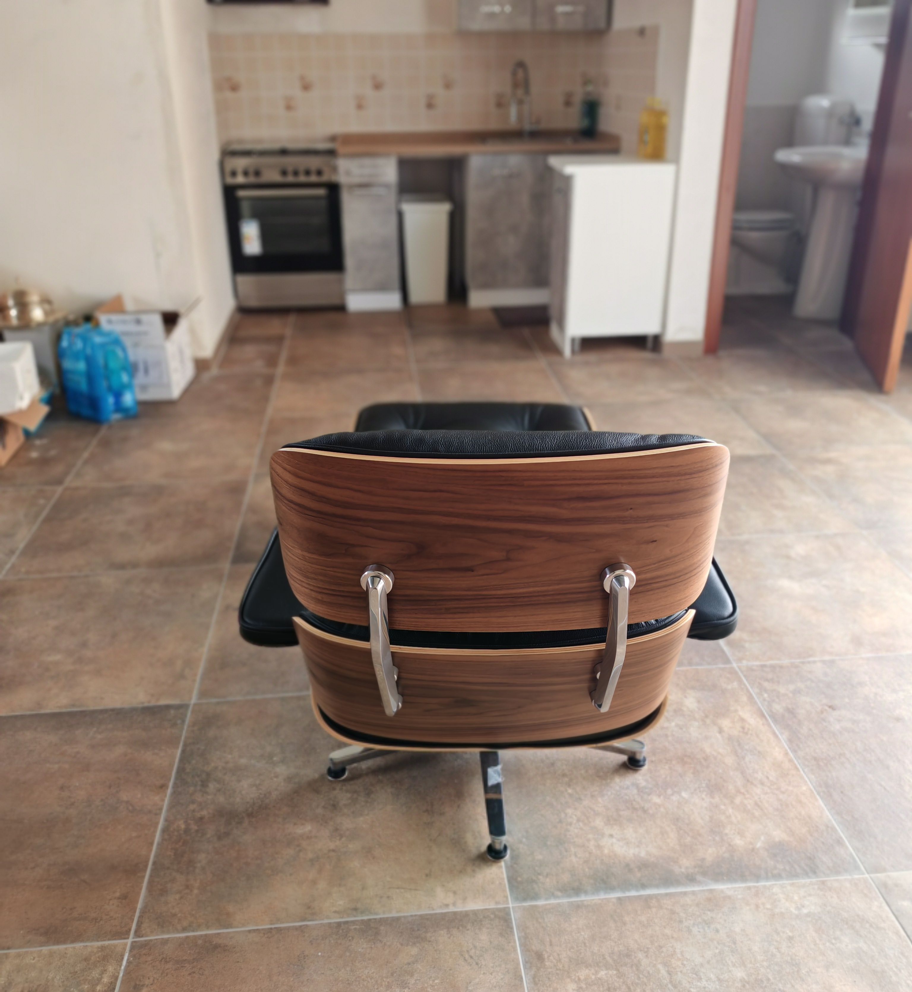 Chaise Longue Lounge Chair in pelle nera di Charles e Ray Eames, Vitra  Details