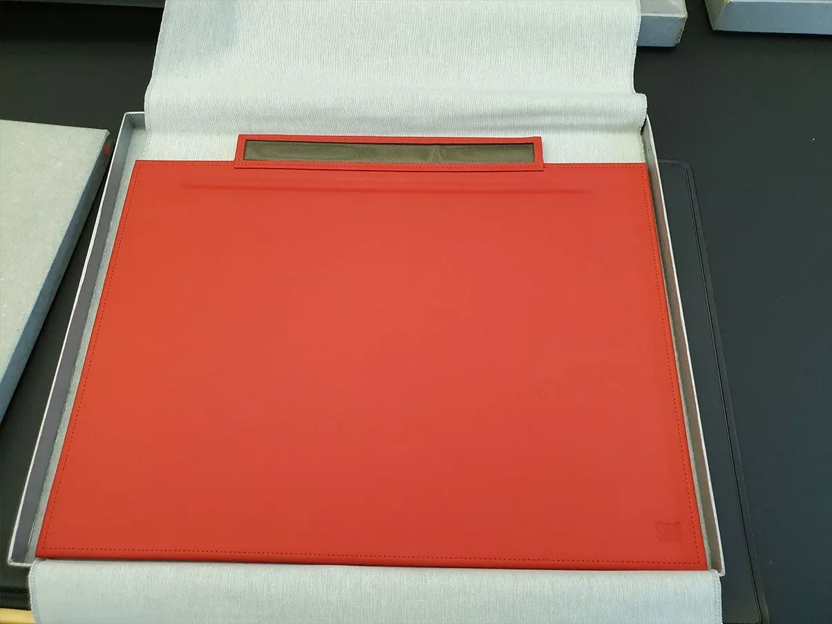 Rectangular desk pad covered in leather (red), Poltrona Frau 3