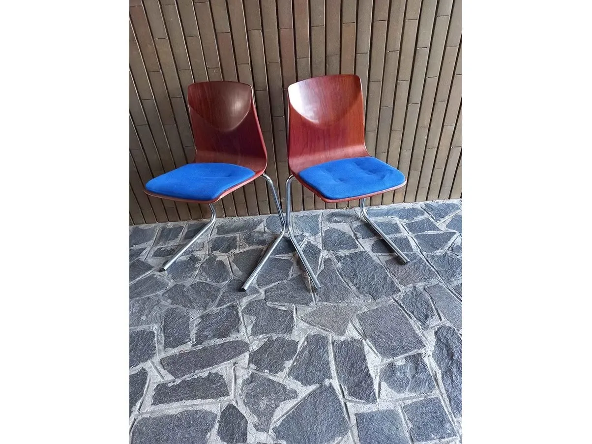 Set of 2 plastic chairs (1970s) 7